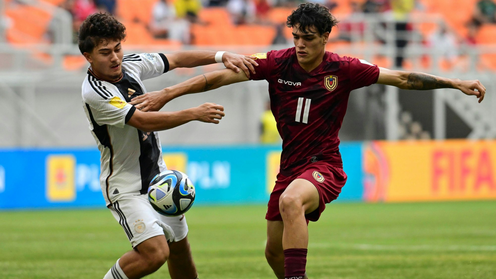 231118 -- JAKARTA, Nov. 18, 2023 -- Justin Von Der Hitz L of Germany vies with Juan Arango of Venezuela during the group F match of the FIFA World Cup, WM, Weltmeisterschaft, Fussball U17, U 17 between Germany and Venezuela at the Jakarta International Stadium in Jakarta, Indonesia, Nov 18, 2023. SPINDONESIA-JAKARTA-FIFA-WORLD CUP-U17-GROUP F-GER VS VEN Zulkarnain PUBLICATIONxNOTxINxCHN