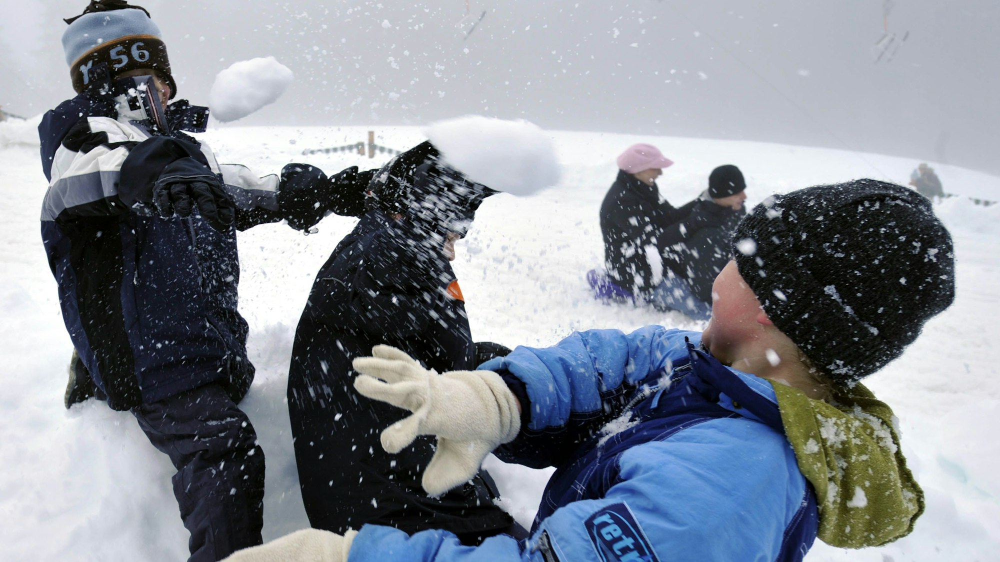 Kinder bei einer Schneeballschlacht