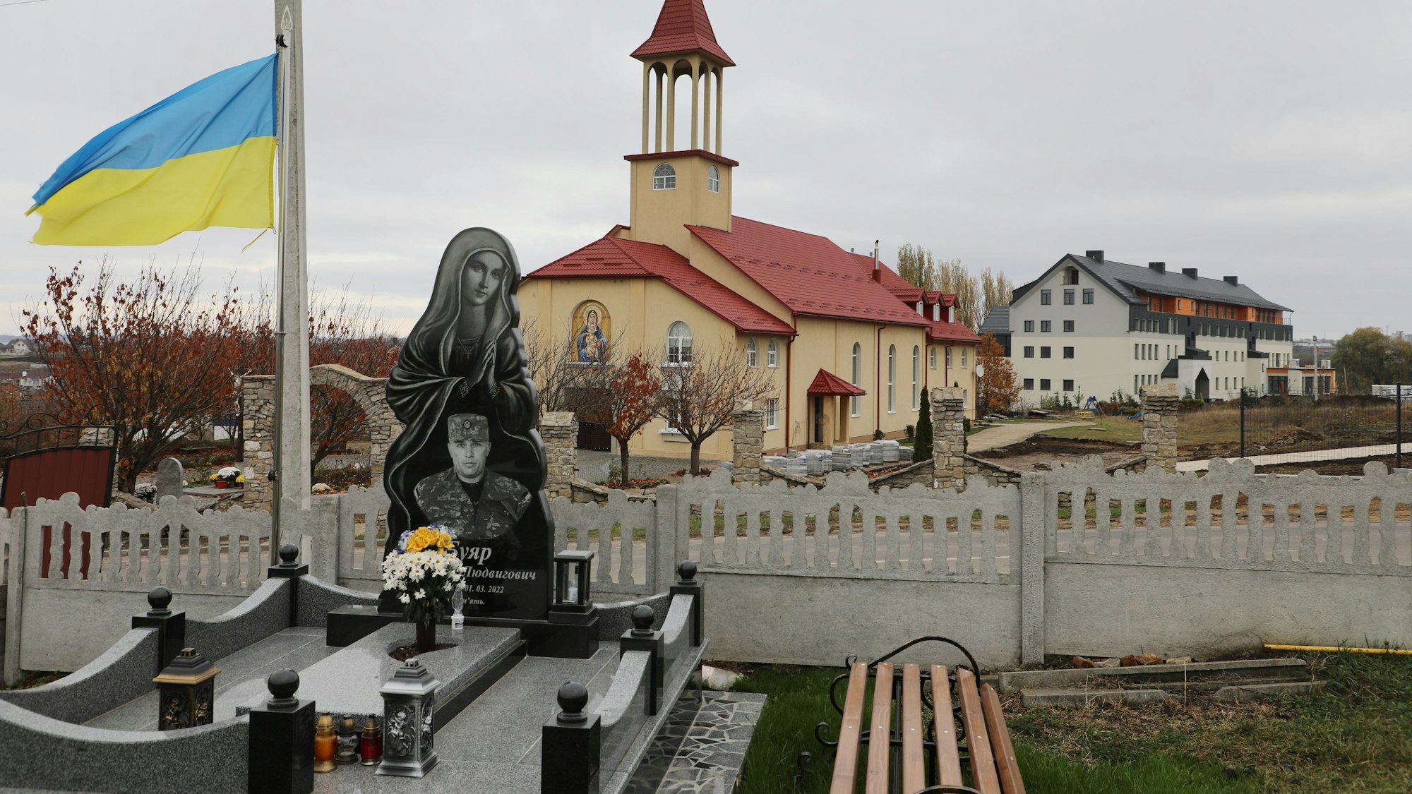 Eine ukrainische Fahne weht über einem Soldatengrab in Sichtweite des Traumazentrums bei Kamjanez-Podilskyj im Süden der Ukraine.