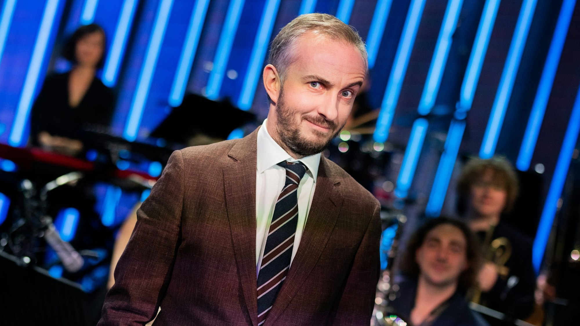 Moderator und Satiriker Jan Böhmermann blickt während einer Folge seiner Sendung „ZDF Magazine Royale“ in die Kamera.