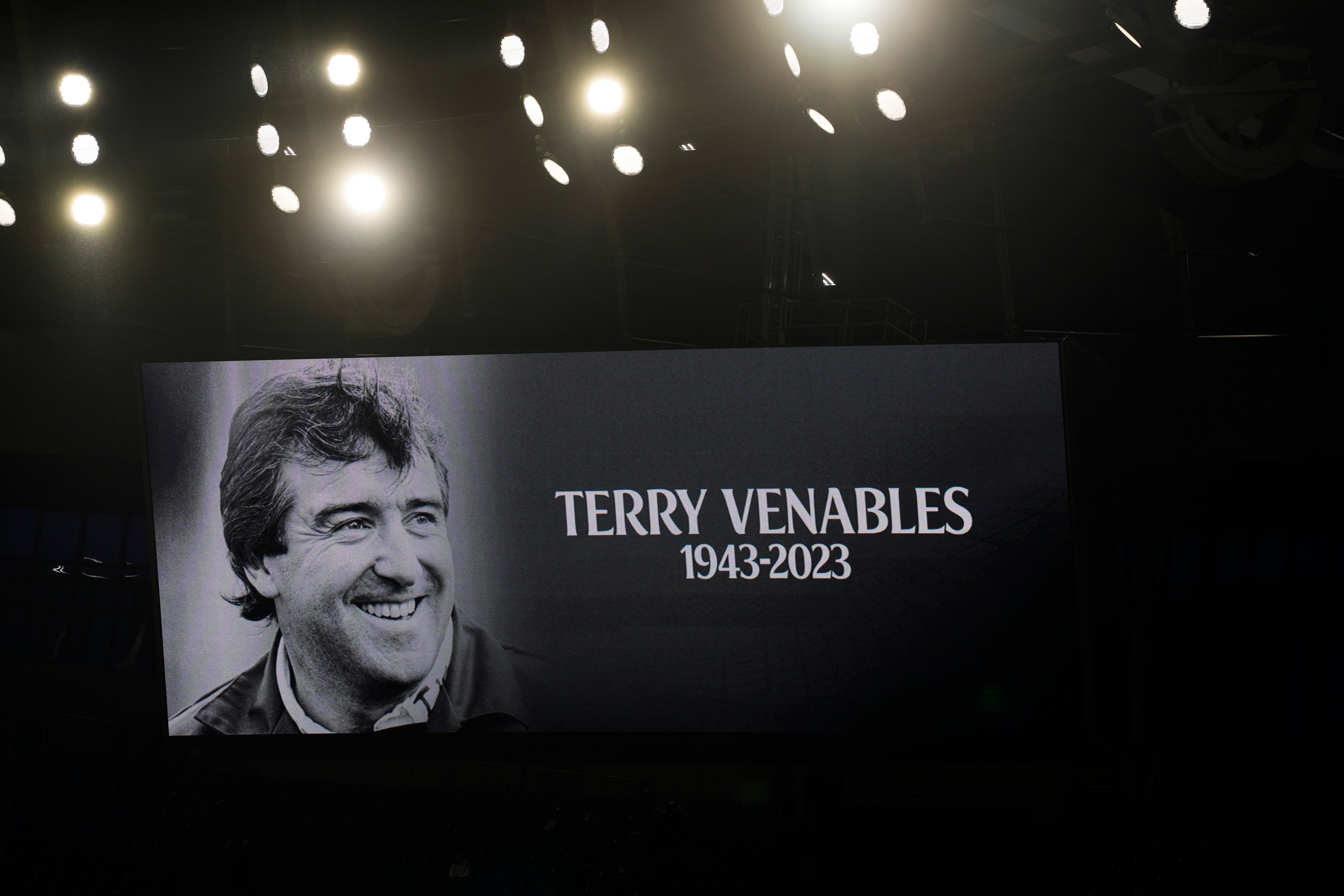 Bei der Premier-League-Partie zwischen Tottenham Hotspur and Aston Villa gedenken Spieler, Trainer und Fans dem verstorbenen Venables.