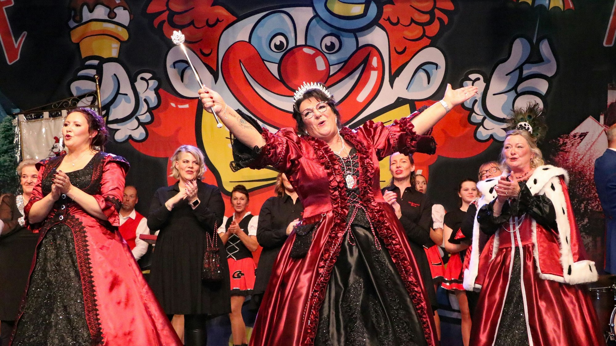 Mit großer Freude übernahmen Jungfrau Swetlana, Prinzessin Andrea I. und Bäuerin Maggy ihr närrisches Amt. Das Bild zeigt die drei Frauen auf der Bühne.