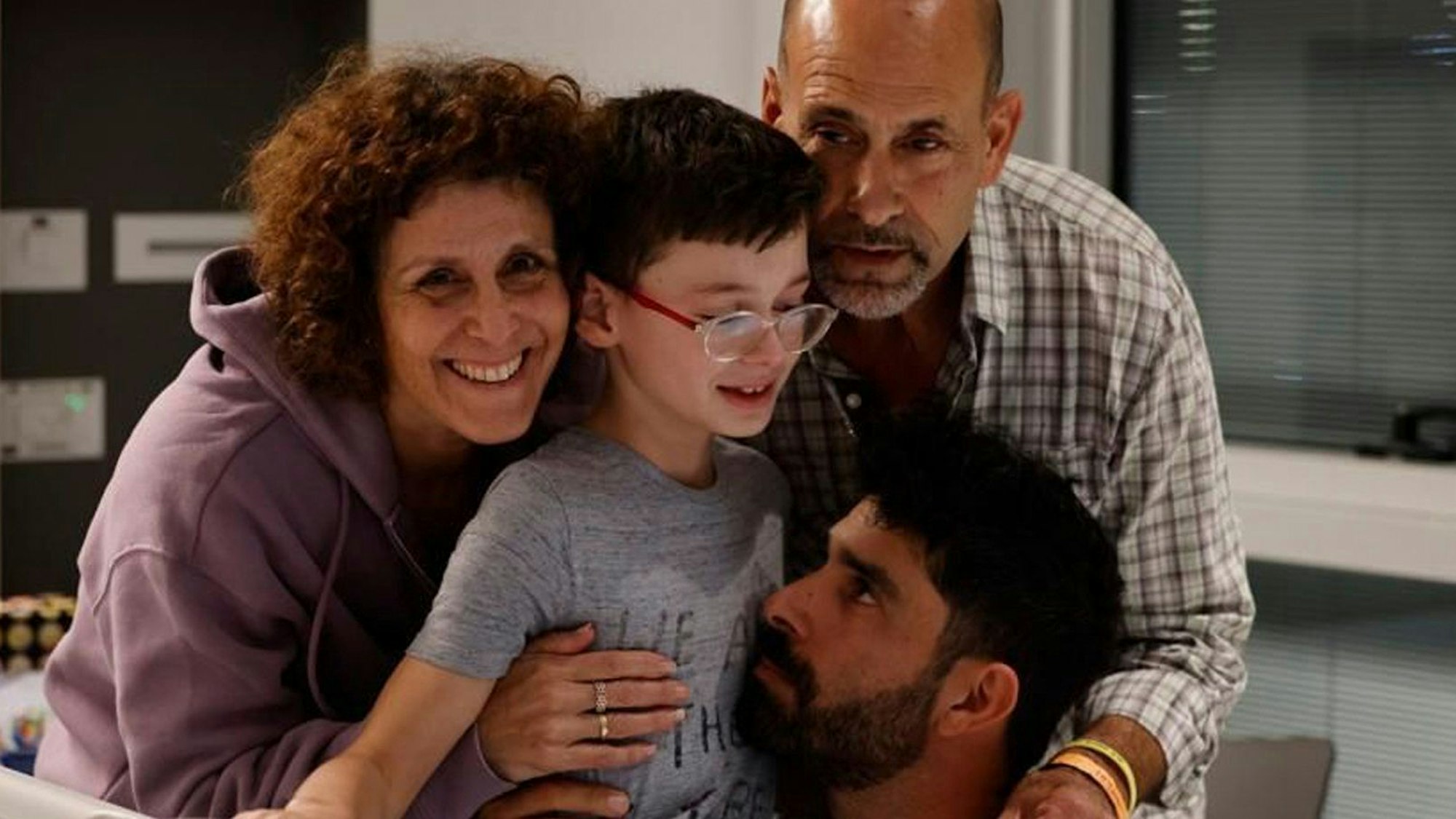 Der 9-jährige Ohad trifft seinen Vater, seinen Bruder und Familienmitglieder im Schneider Children's Medical Center in Israel nach seiner Freilassung. Der Junge war am 7. Oktober bei einem Überfall der islamistischen Hamas auf Israel entführt worden.