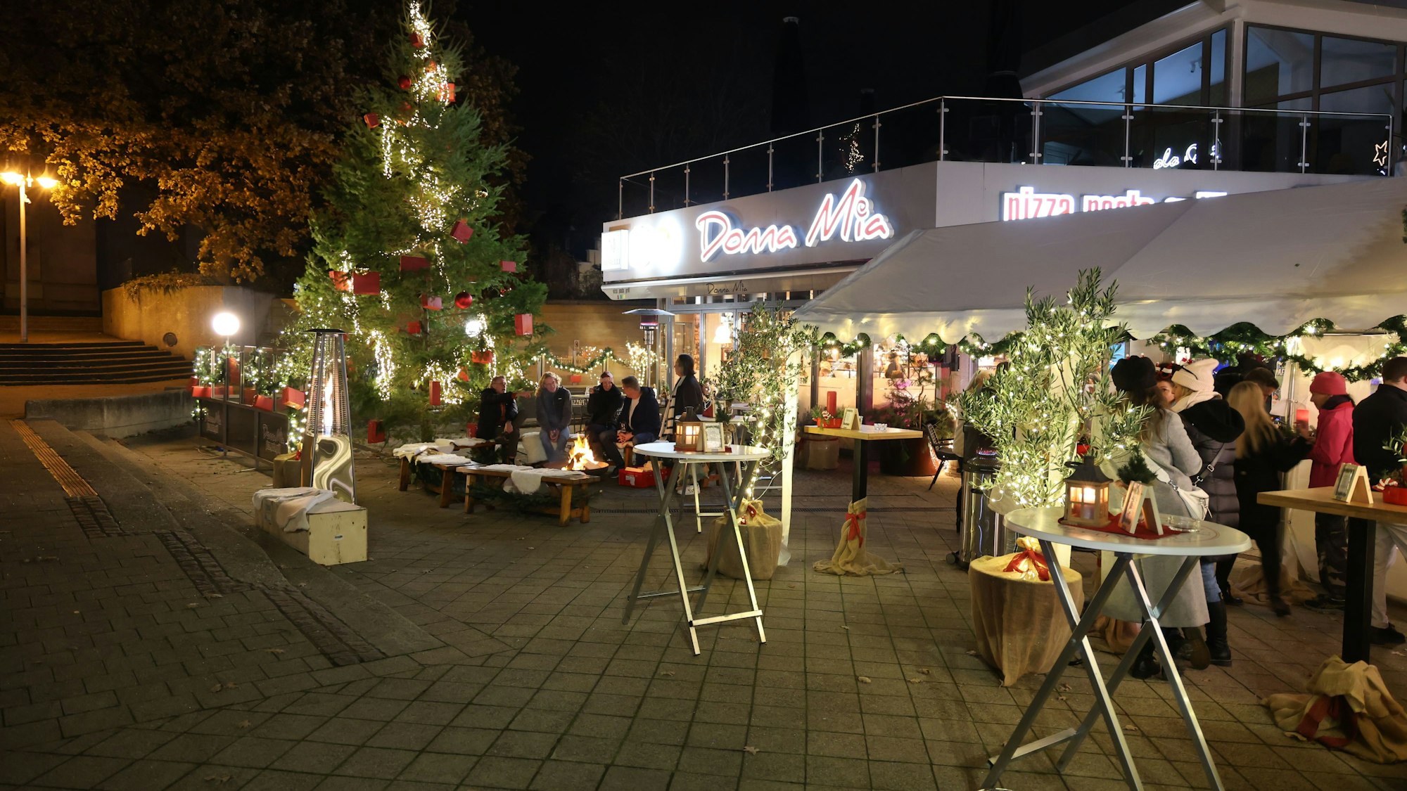 Das Bild zeigt die vorweihnachtliche Atmosphäre am Herz-Jesu-Vorplatz in Euskirchen.