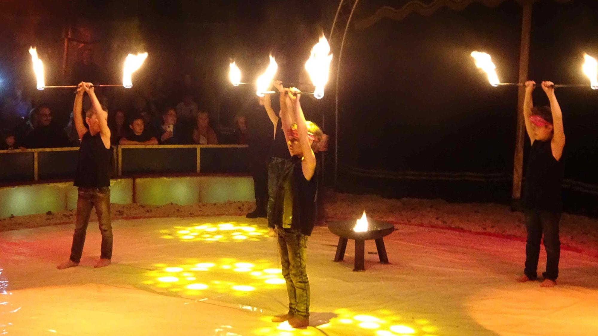Die Fakire zeigen, was sie gelernt haben. Gala mit dem Zirkus Casselly.