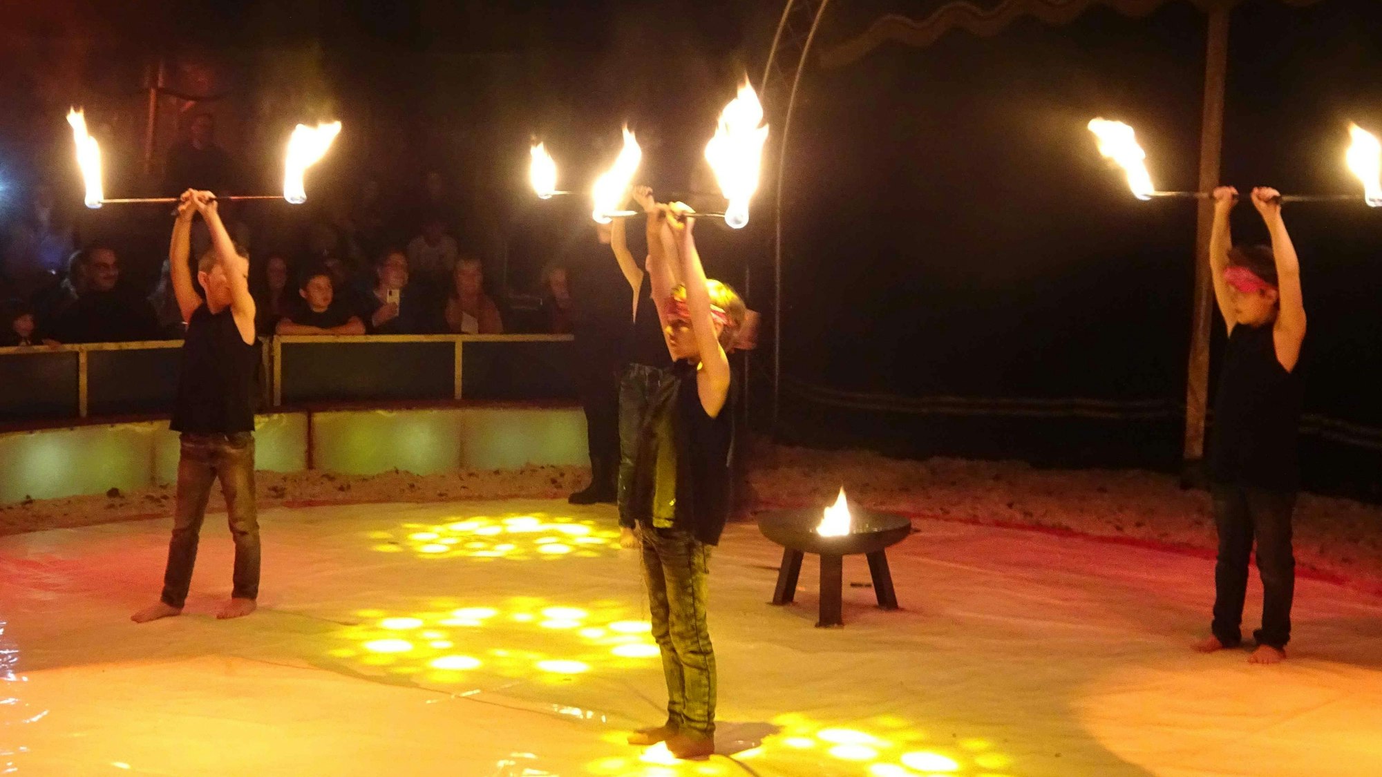 Die Fakire zeigen, was sie gelernt haben. Gala mit dem Zirkus Casselly.