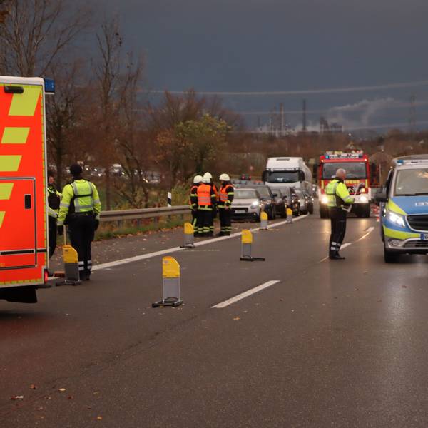 Das Bild zeigt mehrere Einsatzfahrzeuge und Einsatzkräfte an der Unfallstelle auf der Autobahn.