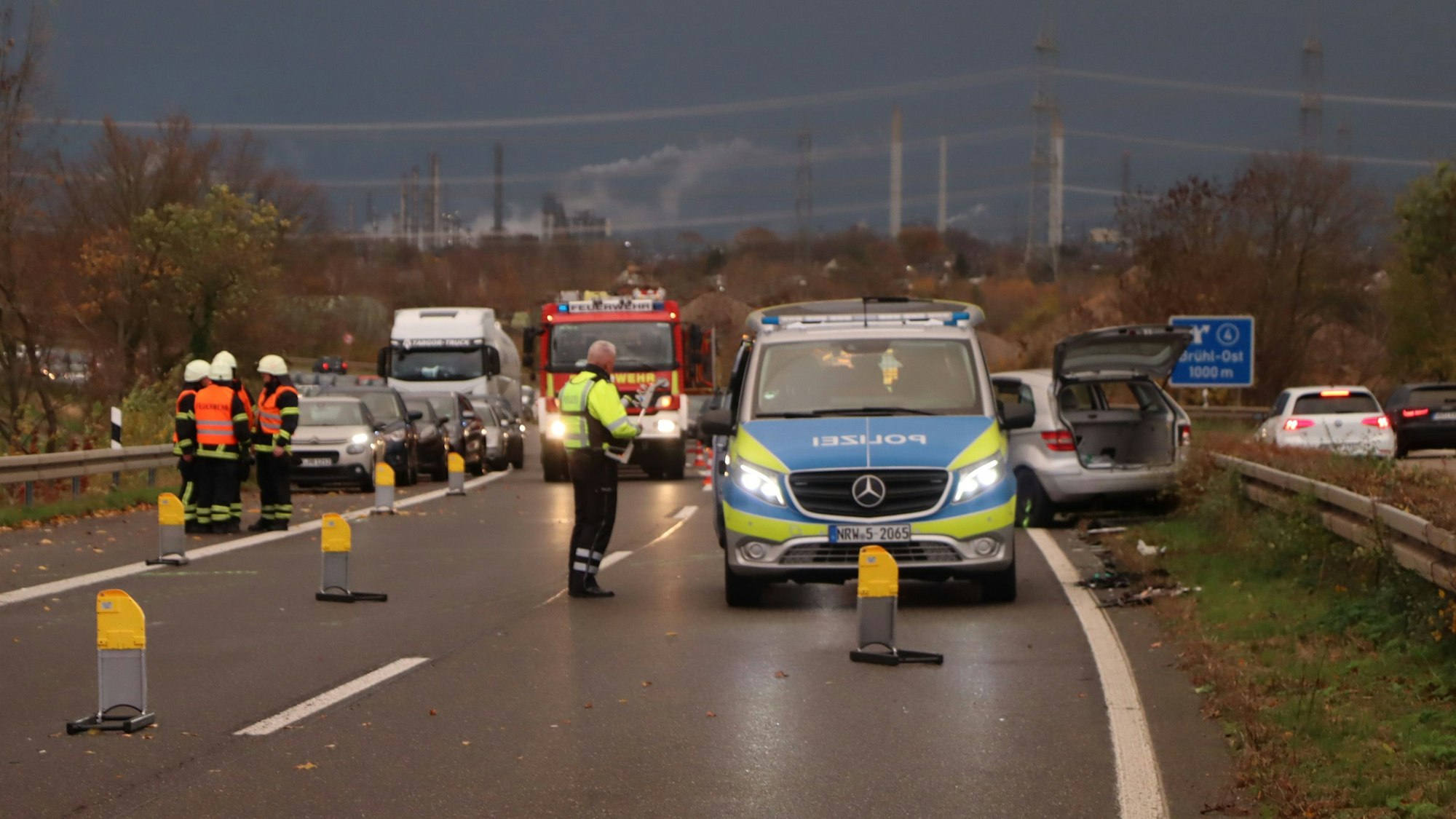 Das Bild zeigt mehrere Einsatzfahrzeuge und Einsatzkräfte an der Unfallstelle auf der Autobahn.