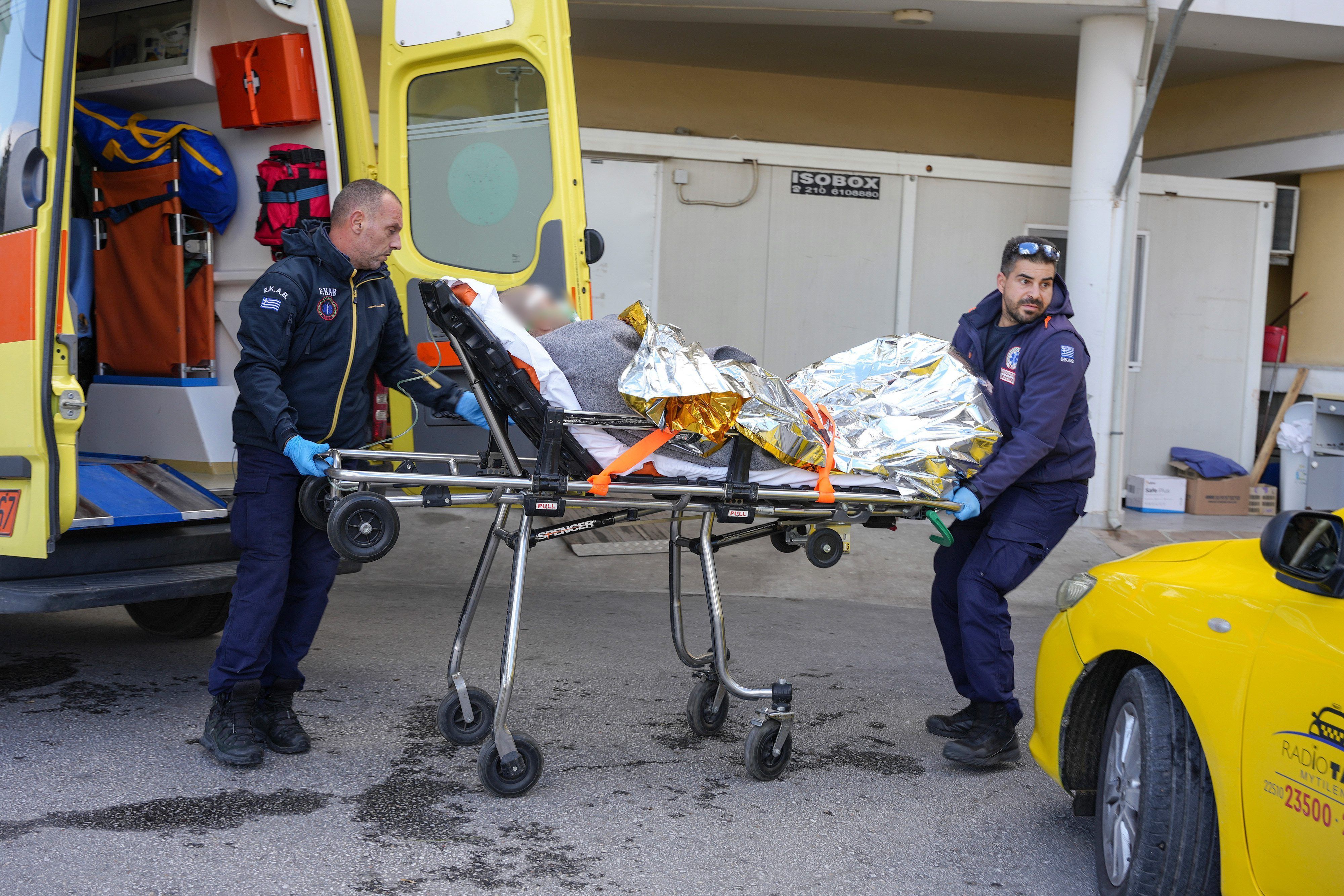 Sanitäter verlegen einen Überlebenden eines Schiffsunglücks in ein Krankenhaus auf der nordöstlichen Ägäisinsel Lesbos.