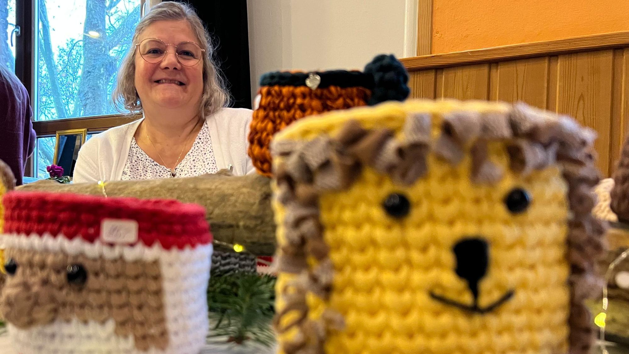 Bernadette Cesana mit ihren selbstgestrickten Waren auf dem Weihnachtsmarkt in der Ahl Poller Schull. (Archivbild)