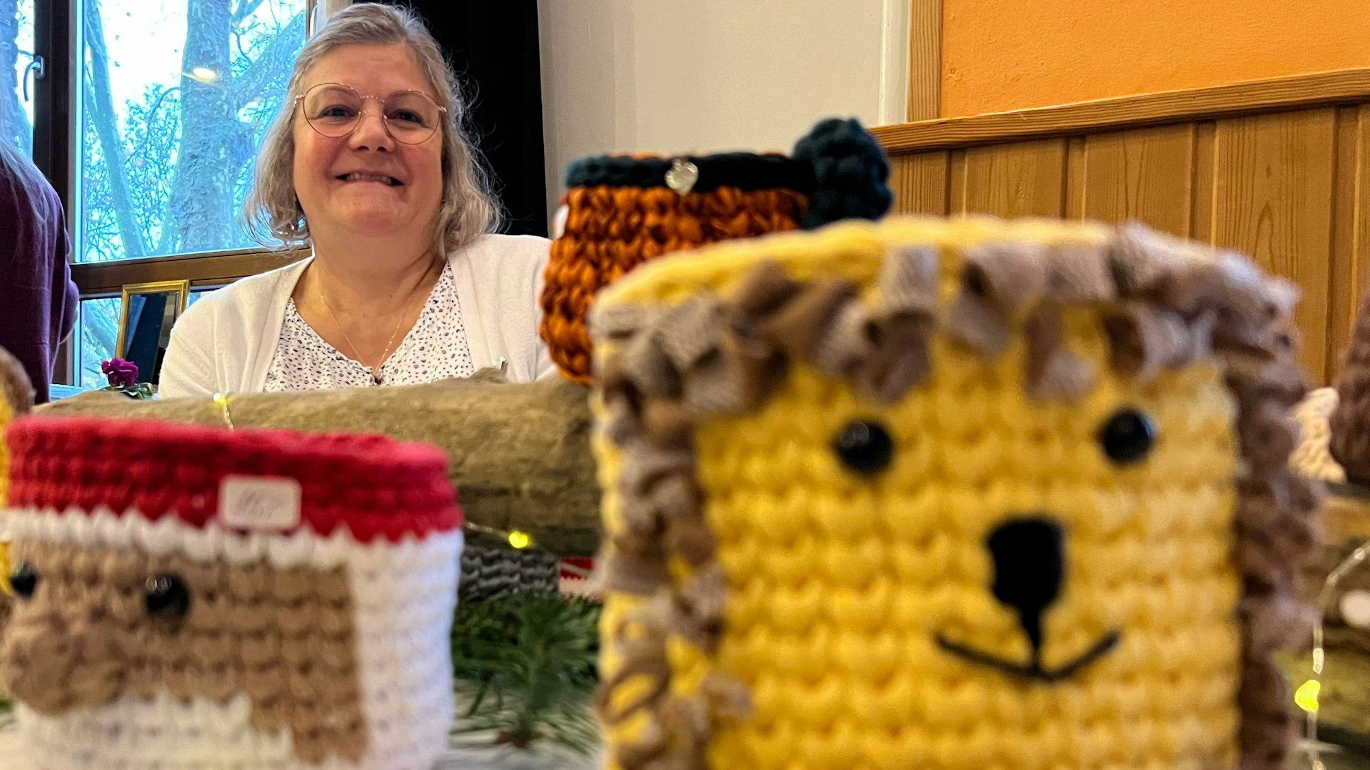 Bernadette Cesana mit ihren selbstgestrickten Waren auf dem Weihnachtsmarkt in der Ahl Poller Schull. (Archivbild)