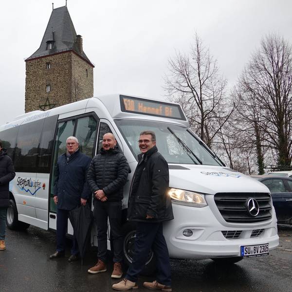 In Stadt Blankenberg stellten RSVG, Stadt und Kreis den Siegtalhüpfer vor, eine neue Linie per Kleinbus, die die Dörfer an der Sieg mit getaktetem ÖPNV anbindet. Dr. Christoph Groneck, Projektleiter Kreis, Kreisdezernent Tinm Hahlen, Bürgermeister Mario Dahm, Landrat Sebastian Schuster, Dominic Drieschner, Mobilitätsplaner der Stadt, Volker Otto, Geschäftsführer RSVG.