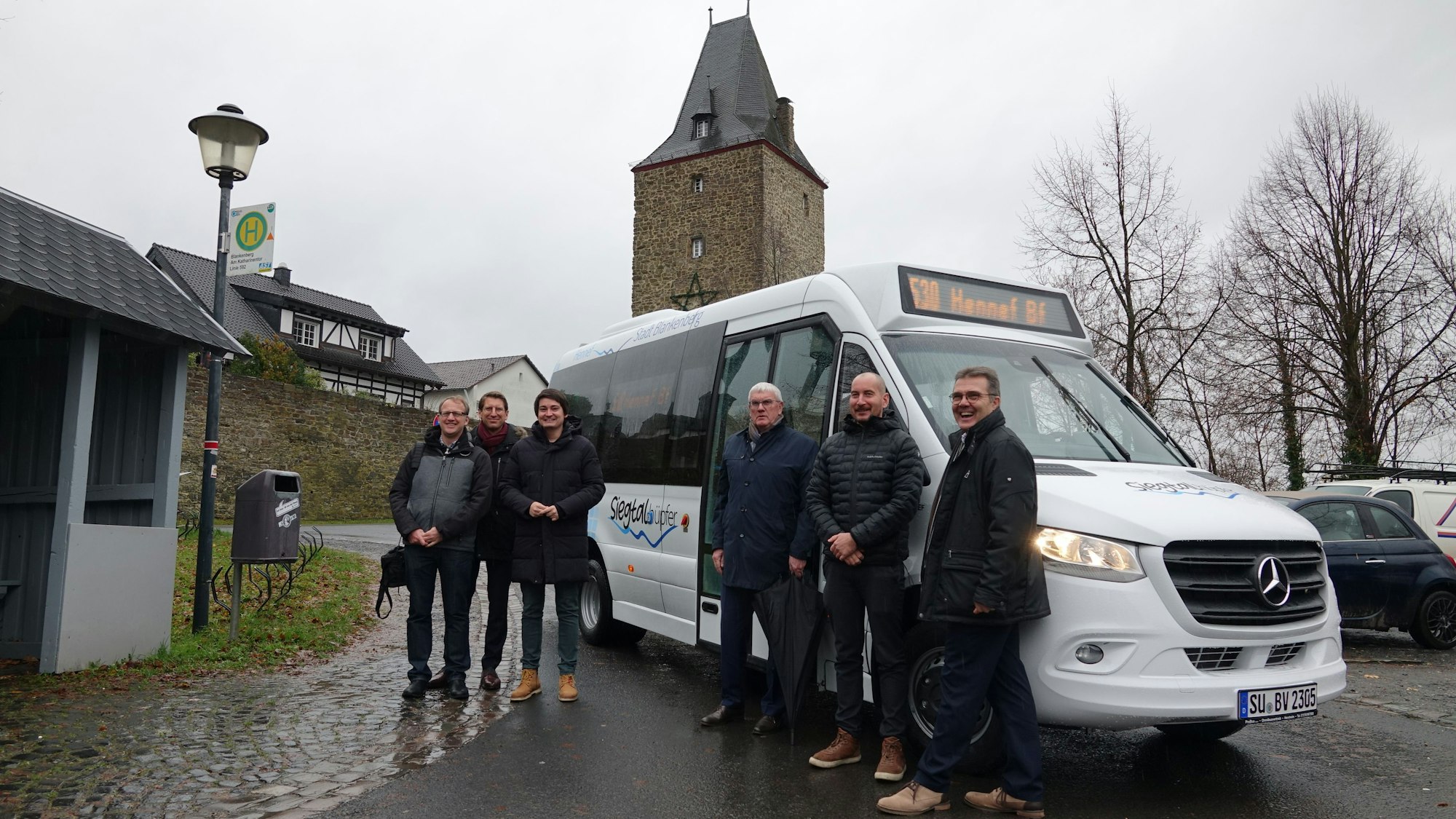 In Stadt Blankenberg stellten RSVG, Stadt und Kreis den Siegtalhüpfer vor, eine neue Linie per Kleinbus, die die Dörfer an der Sieg mit getaktetem ÖPNV anbindet. Dr. Christoph Groneck, Projektleiter Kreis, Kreisdezernent Tinm Hahlen, Bürgermeister Mario Dahm, Landrat Sebastian Schuster, Dominic Drieschner, Mobilitätsplaner der Stadt, Volker Otto, Geschäftsführer RSVG.