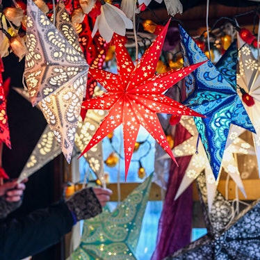 Ein Stand mit Weihnachtssternen ist typisch für die Märkte, die jetzt offen sind. Symbolbild
