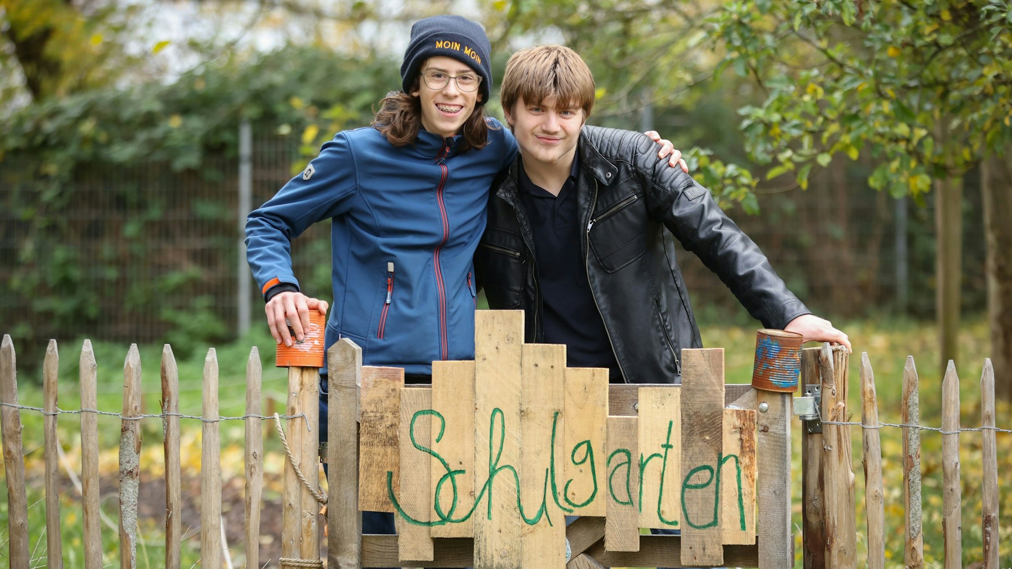 Die Schüler Til (13) und Marvin (15) am Eingang des Schulgartens