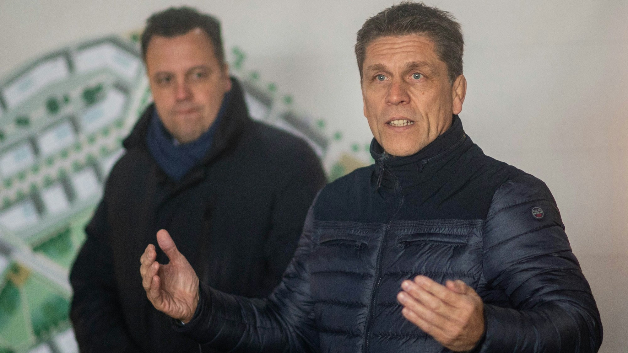 Das Bild zeigt Stefan Dott, während er etwas zu dem geplanten Wohnquartier sagt.