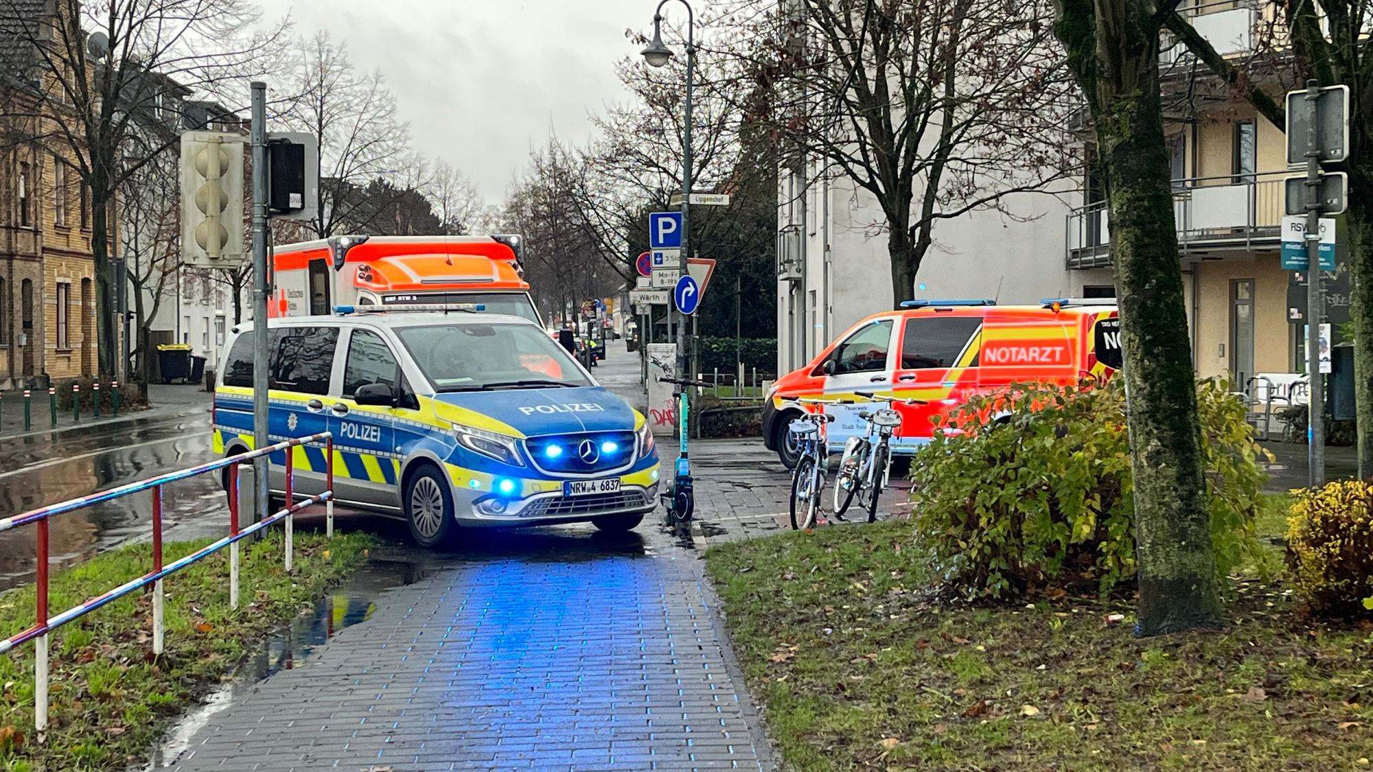 Bei einem Unfall mit anschleißender Flucht des Autofahrers ist eine 69 Jahre alte Frau aus Windeck verletzt worden.