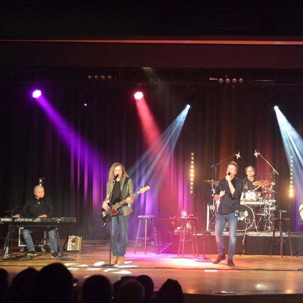 Die Musiker der Band Bläck Fööss beim Auftritt im Euskirchener Stadttheater.