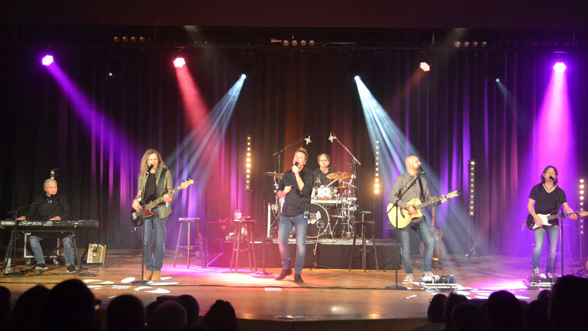 Die Musiker der Band Bläck Fööss beim Auftritt im Euskirchener Stadttheater.