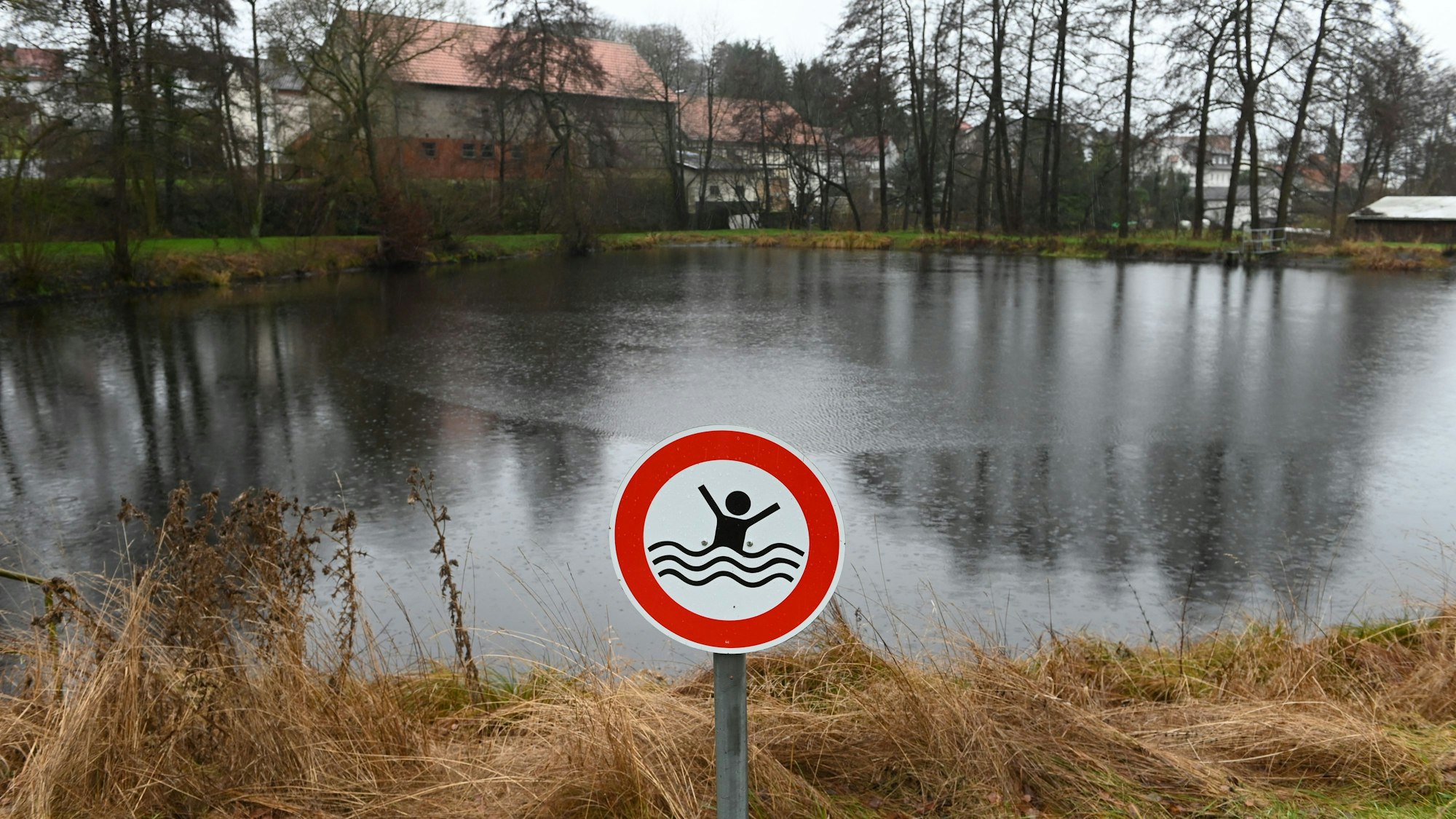 Ein Schild warnt am Löschteich von Seigertshausen vor der Gefahr des Ertrinkens. (Archivbild)