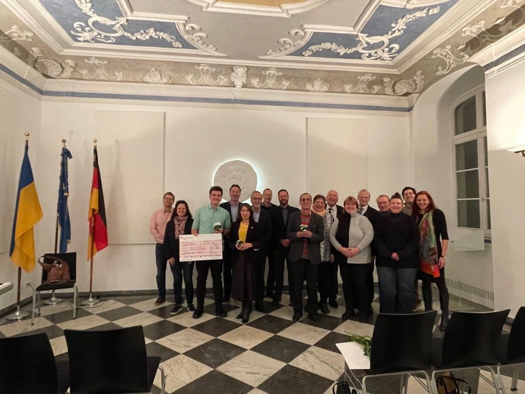 Zu sehen sind die Vertreter der ausgezeichneten Vereine und Initiativen.