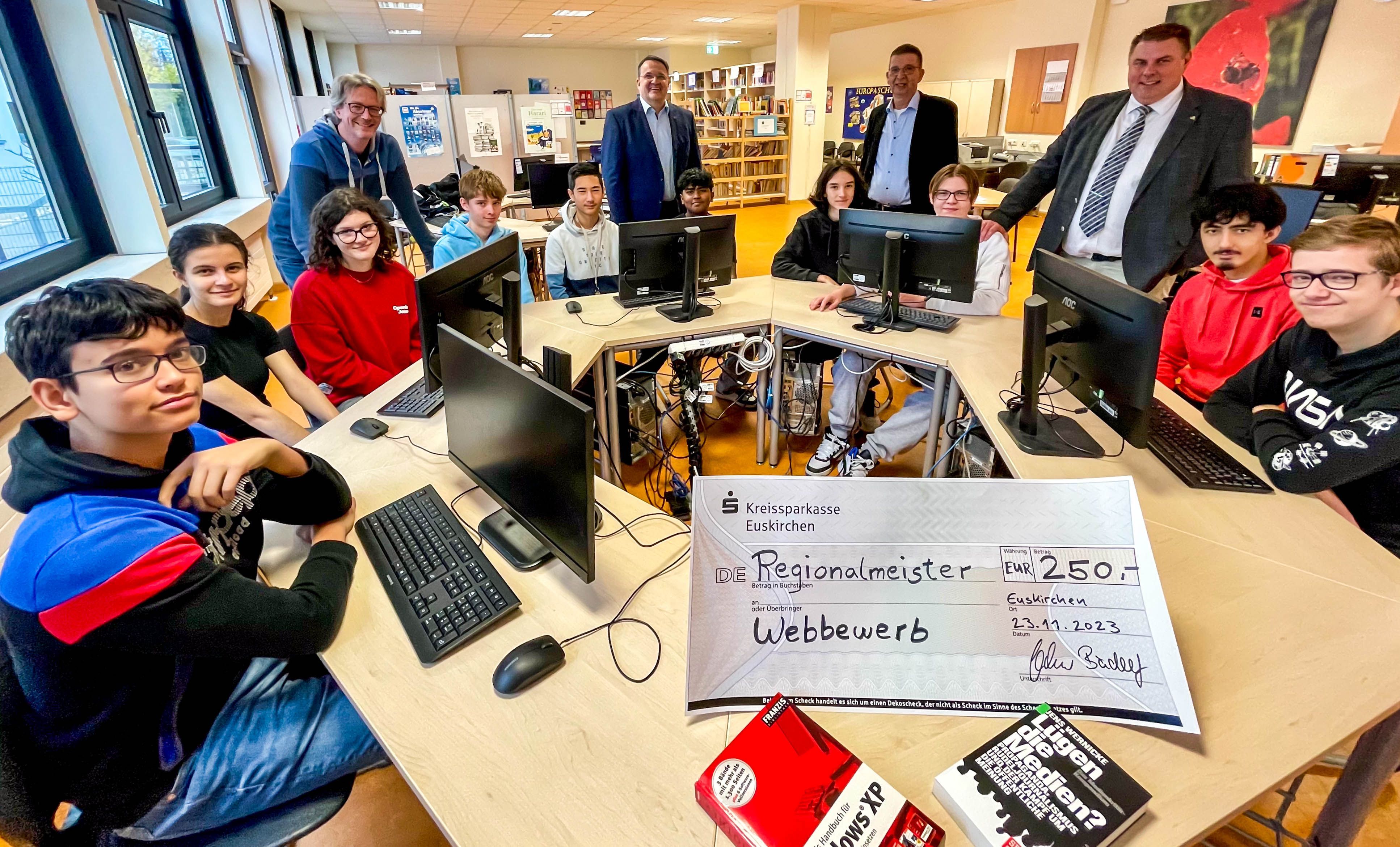 Das Bild zeigt die siegreichen Gymnasiasten vor Computern im Selbstlernzentrum der Marienschule in Euskirchen.