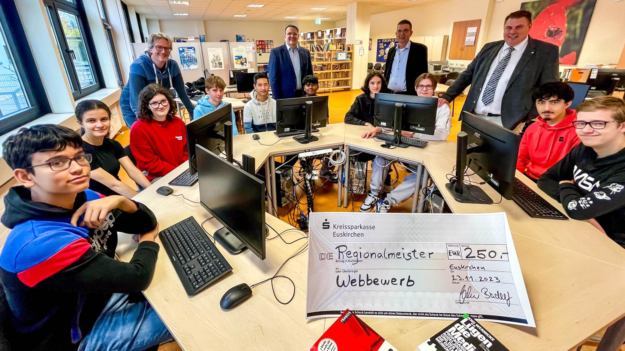 Das Bild zeigt die siegreichen Gymnasiasten vor Computern im Selbstlernzentrum der Marienschule in Euskirchen.
