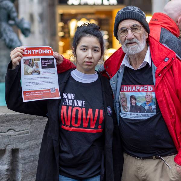 Der 85 Jahre alte Chanan Cohen mit Aya Machkawa bei einer Demonstration für die Freilassung der von der Hamas entführten Geiseln in München.