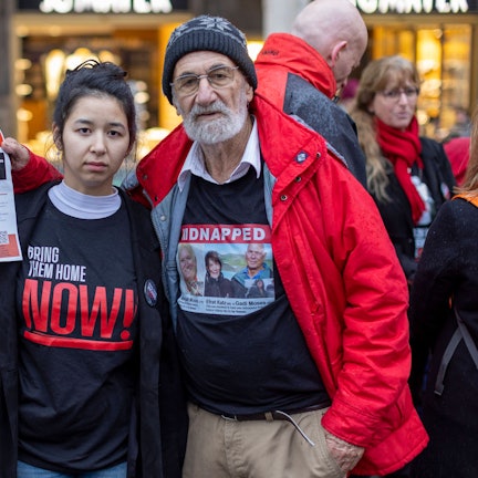 Der 85 Jahre alte Chanan Cohen mit Aya Machkawa bei einer Demonstration für die Freilassung der von der Hamas entführten Geiseln in München.