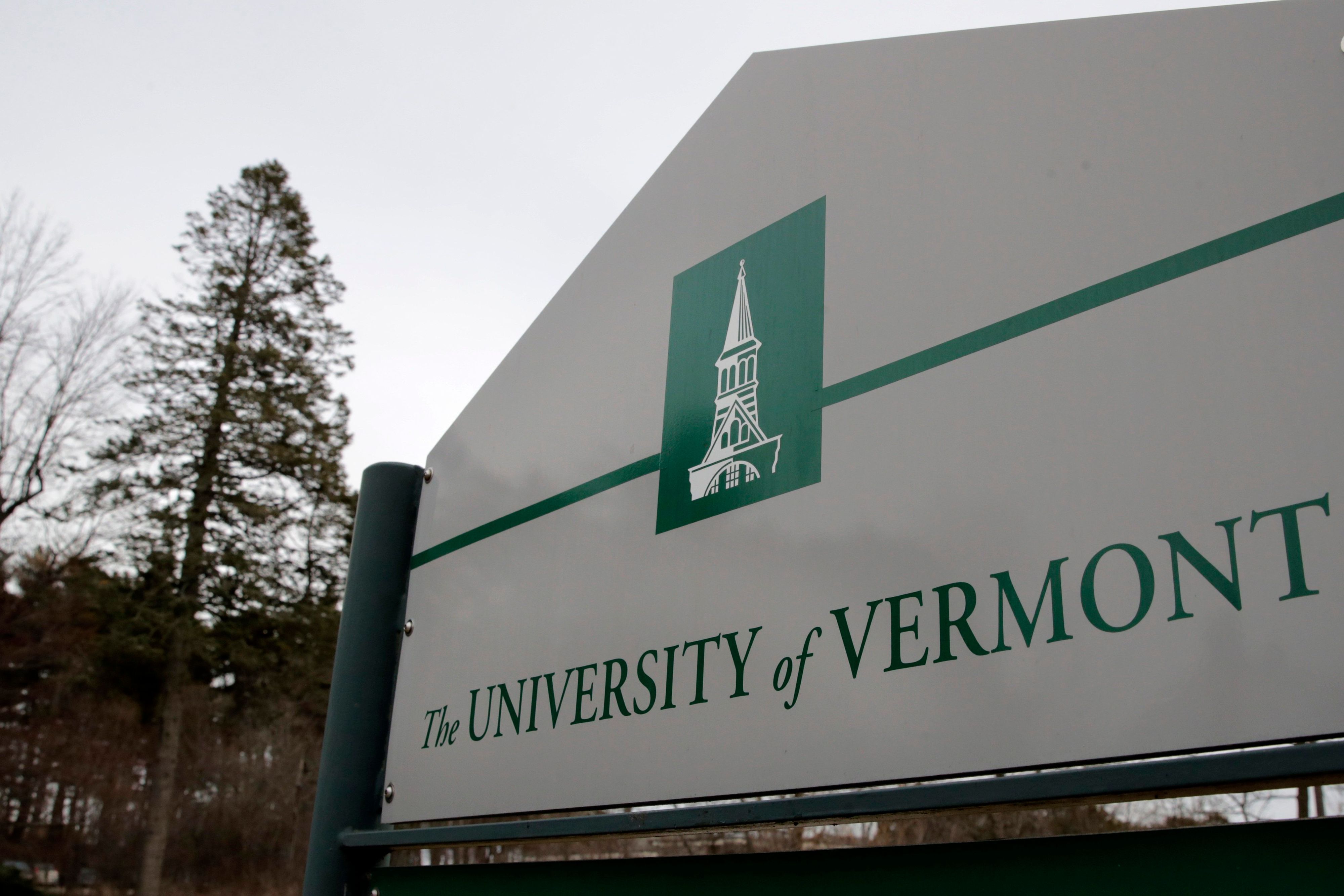 ARCHIV - 11.03.2020, USA, Burlington: Ein Schild hängt auf dem Campus der University of Vermont in Burlington im US-Bundesstaat Vermont. Nach Angaben der Polizei wurden drei junge Männer palästinensischer Abstammung, die an einer Feier zum Erntedankfest teilnahmen, in der Nähe des Campus der University of Vermont angeschossen und verletzt. Die Polizei sucht nach dem Verdächtigen, nachdem die drei am späten Samstag, 25. November 2023, in Burlington erschossen wurden. Foto: Charles Krupa/AP +++ dpa-Bildfunk +++