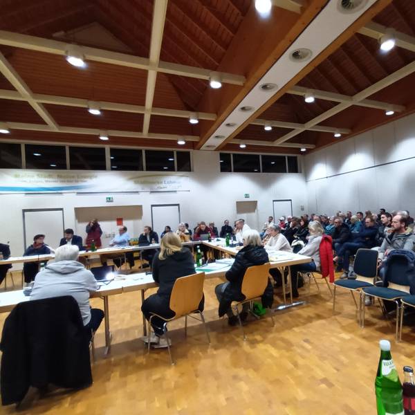 Zuhörer bei der kommunalpolitischen Sitzung.