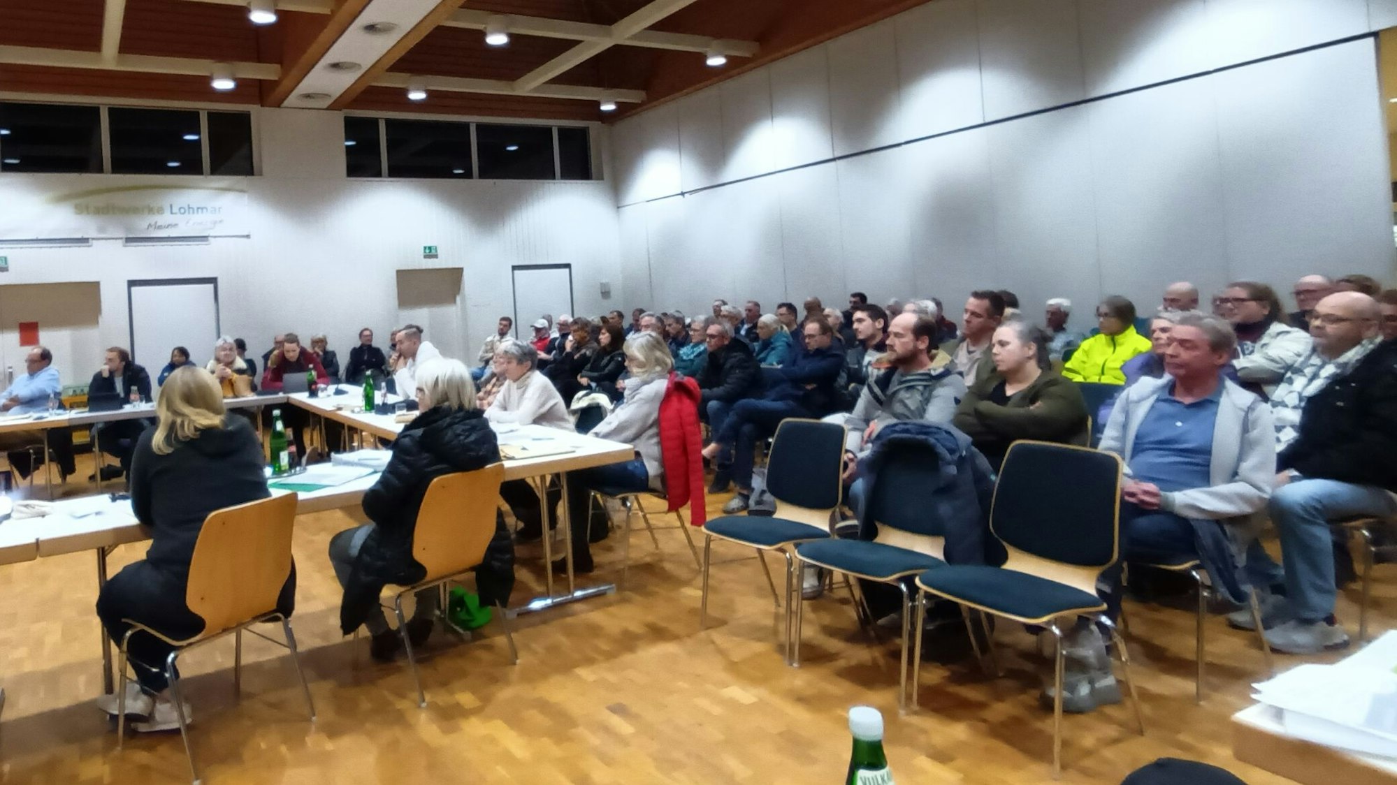 Zuschauer verfolgen eine politische Sitzung