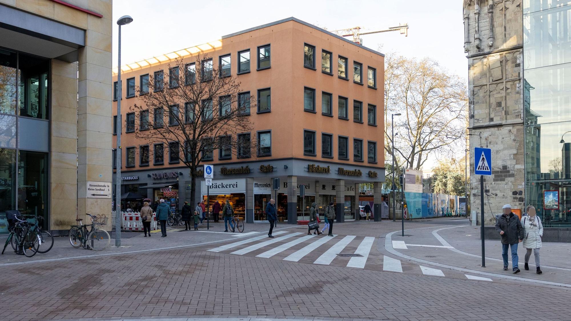 Über den Zebrastreifen auf dem neu gestalteten Kreuzungsbereich am Gürzenich können die Passanten bereits schreiten.