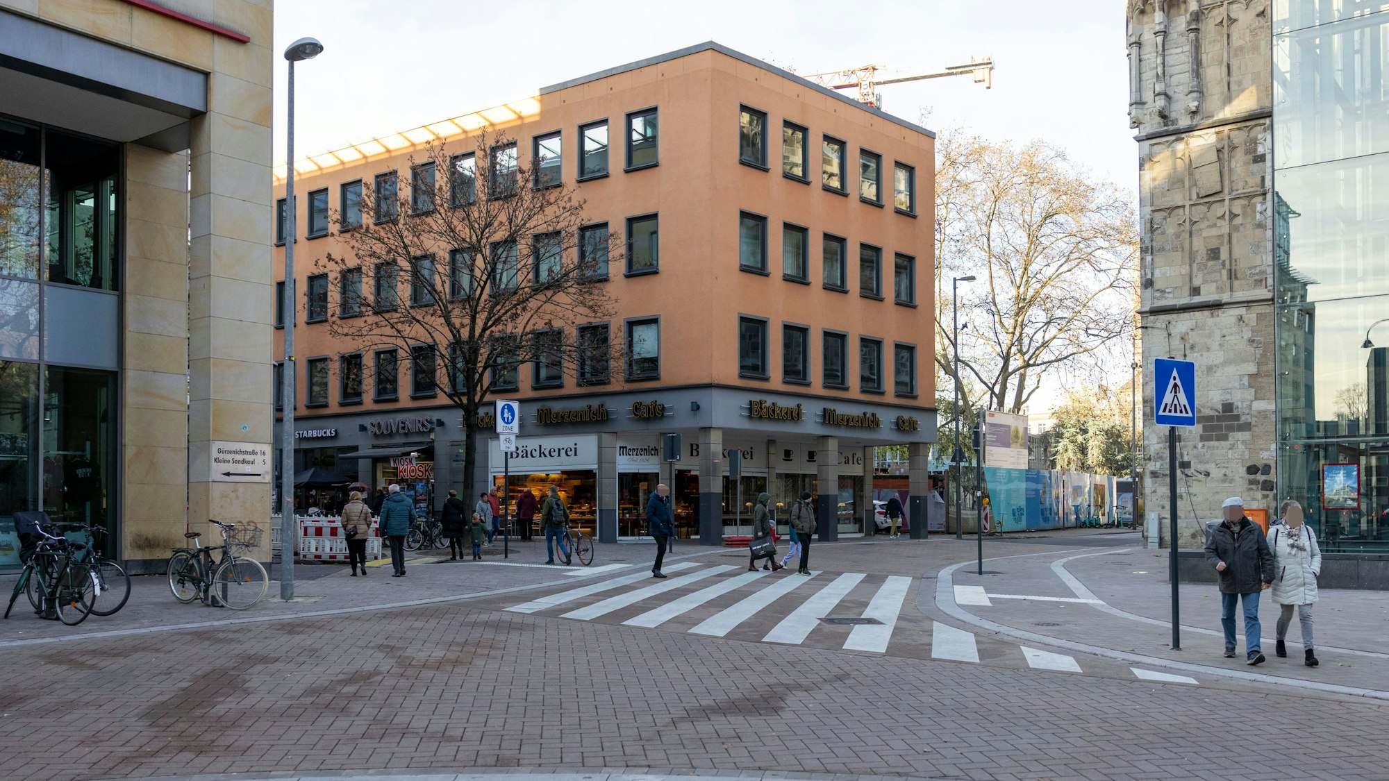 Über den Zebrastreifen auf dem neu gestalteten Kreuzungsbereich am Gürzenich können die Passanten bereits schreiten.