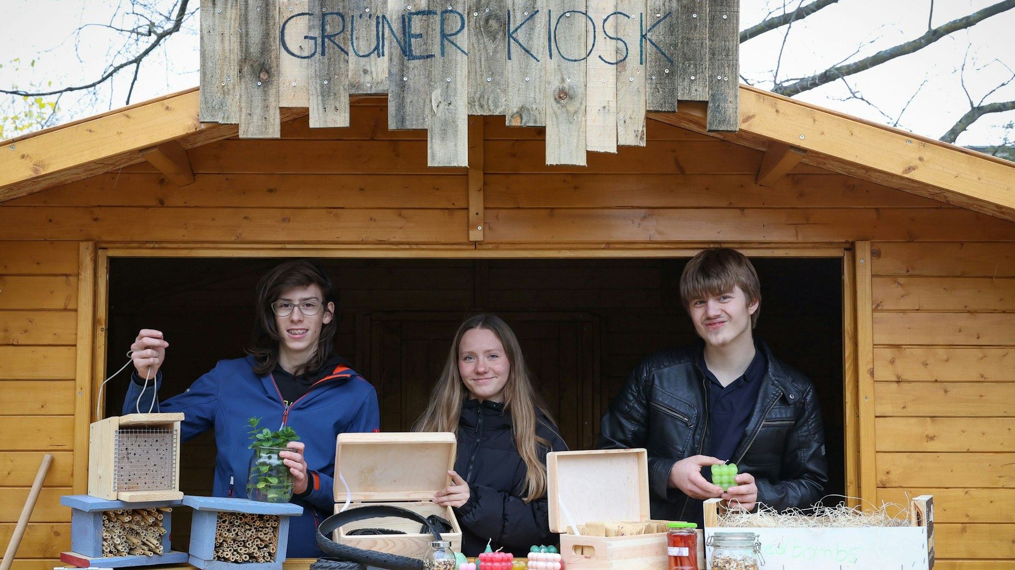 Die Schüler Til (13), Mia (14) und Marvin (15) im „Grünen Kiosk“ der Gesamtschule Pulheim