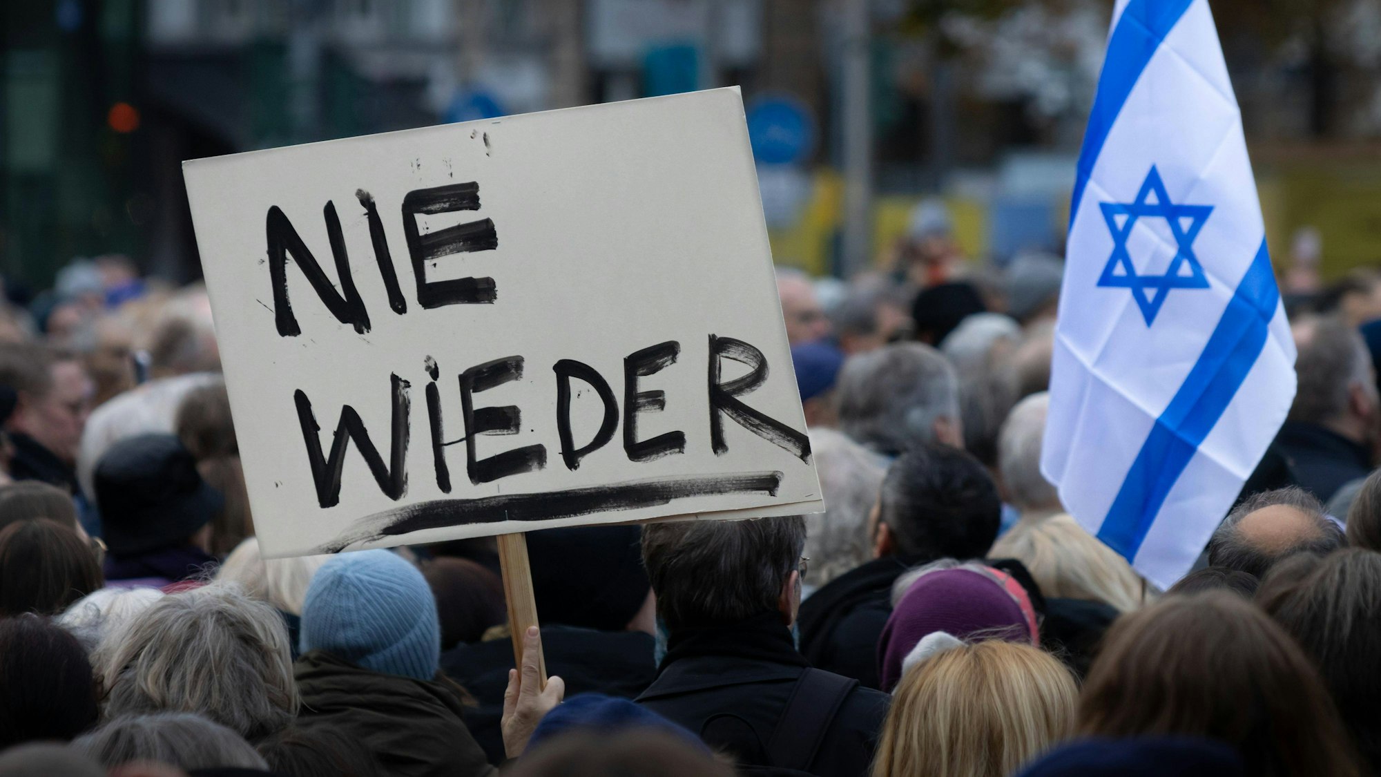 Menschen demonstrieren Mitte November in Frankfurt gegen Antisemitismus. Weltweit ist ein Anstieg antisemitischer Übergriffe nachweisbar. Auch Schulen sind betroffen. (Archivbild)
