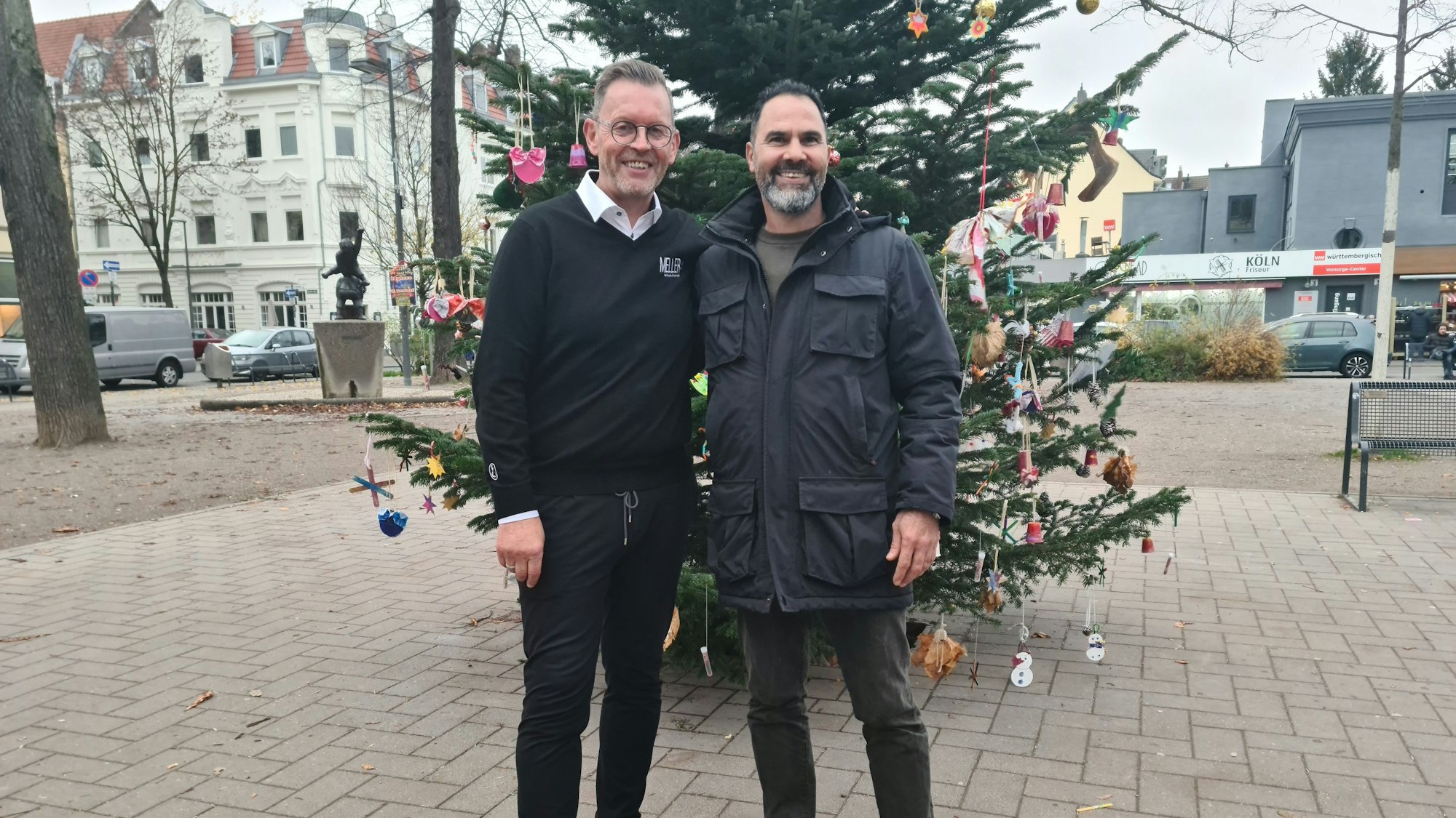 Zwei Leute vor einem Weihnachtsbaum.