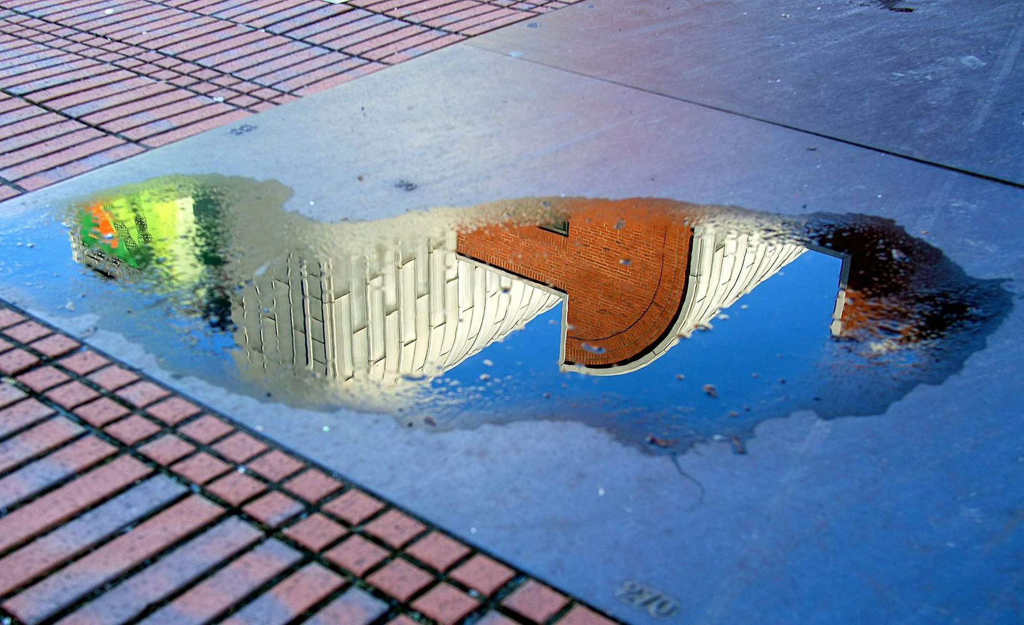 Das Siegerfoto des Fotowettbewerb 2023 machte Klaus Wahl aus Eitorf: Eine Spiegelung des Museum Ludwig in einer Pfütze.