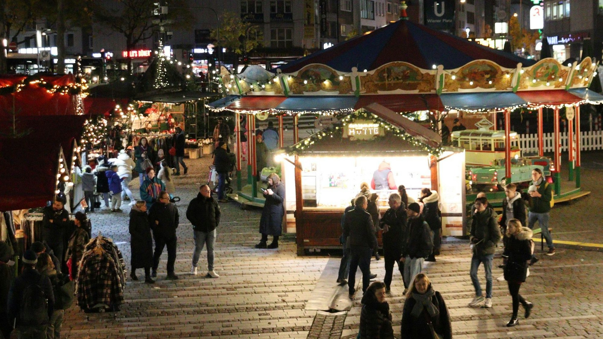 Noch bis Samstag, 23. Dezember, findet der Weihnachtsmarkt auf dem Wiener Platz statt. Foto: Uwe Schäfer