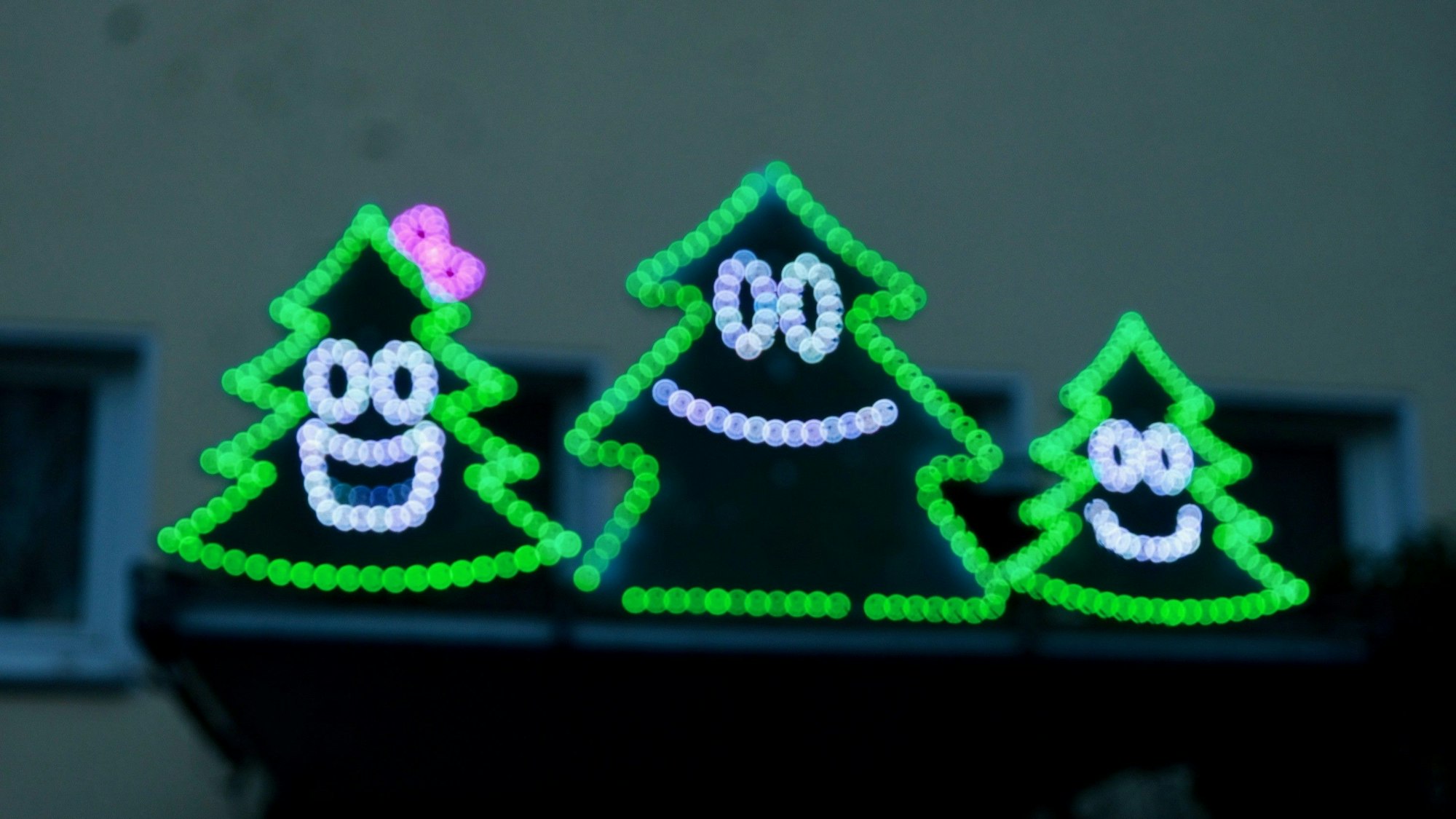 Simon Biela lädt in der Adventszeit regelmäßig zu einer großen „Lightshow“ vor dem Eingangsbereich seines Wohnhauses.