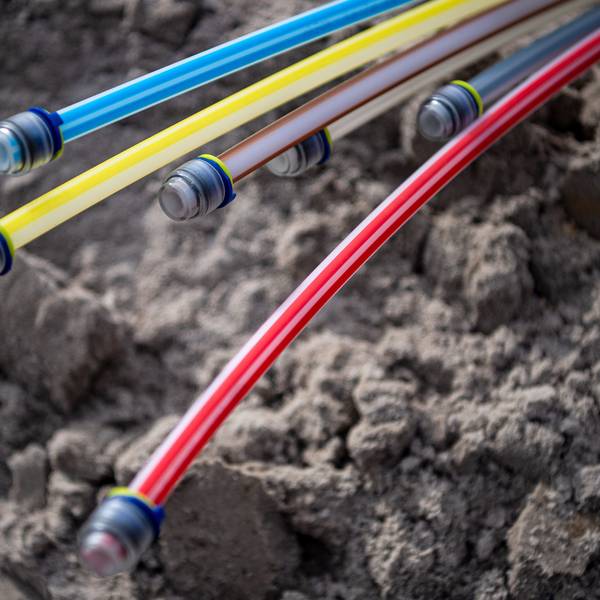 Glasfaserkabel liegen auf einer Baustelle.