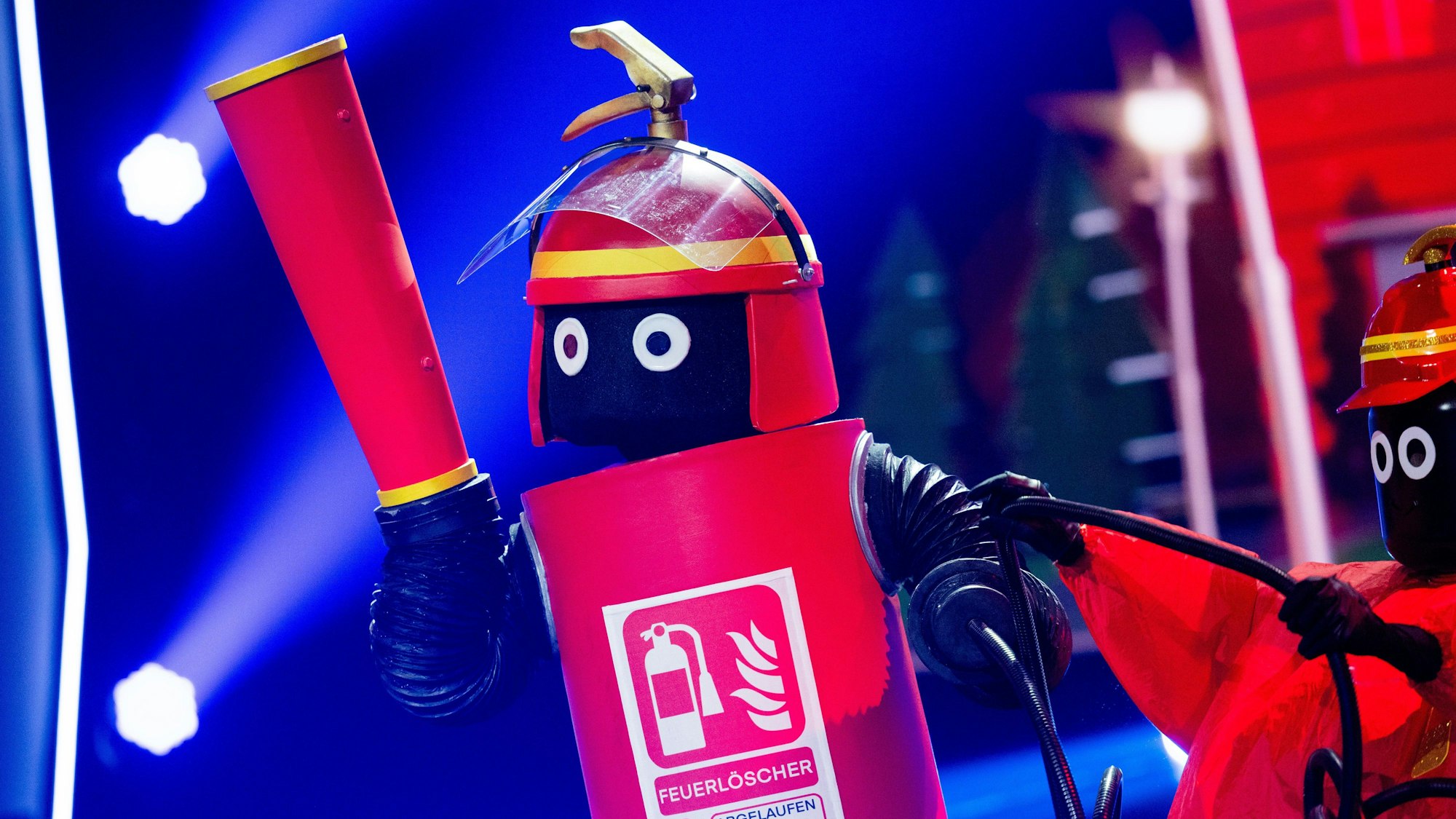 Die Figur „Der Feuerlöscher“ steht in der Prosieben-Show „The Masked Singer“ auf der Bühne. Model Eva Padberg wurde von Heiner Lauterbach enttarnt.