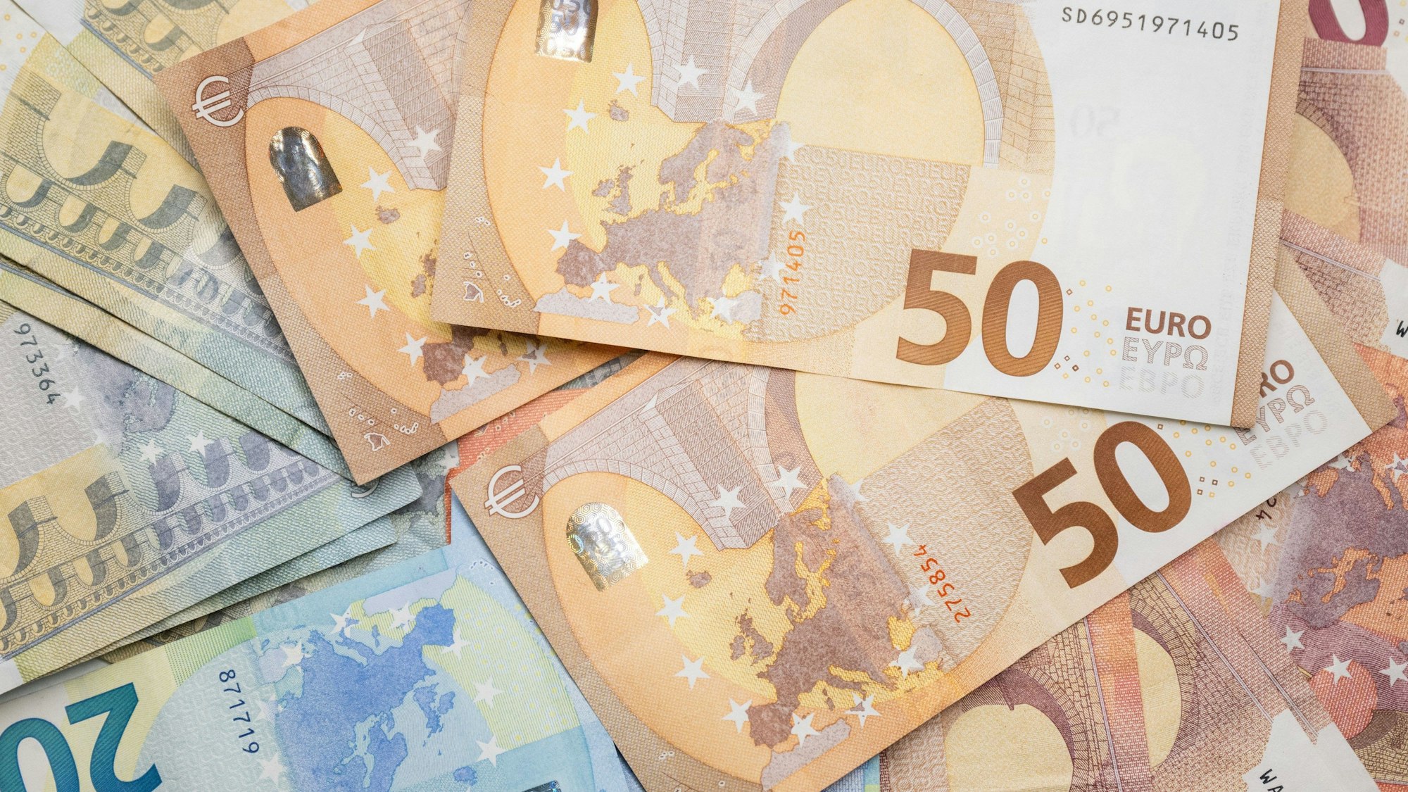 ILLUSTRATION - 24.11.2023, Berlin: Zahlreiche Euro-Banknoten liegen auf einem Tisch. Erstmals seit dem Karlsruher Haushaltsurteil kommt an diesem Freitag der Bundesrat zusammen. Foto: Hannes P. Albert/dpa +++ dpa-Bildfunk +++