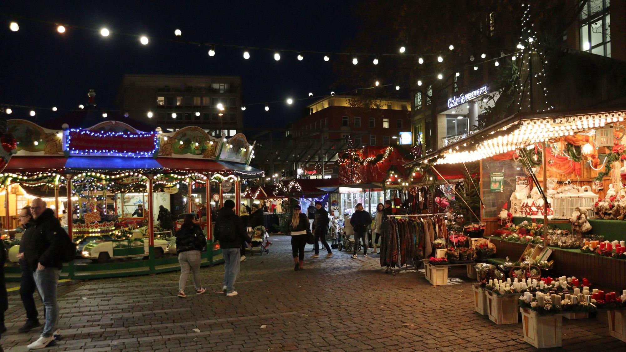 Noch bis Samstag, 23. Dezember, findet der Weihnachtsmarkt auf dem Wiener Platz statt. Foto: Uwe Schäfer