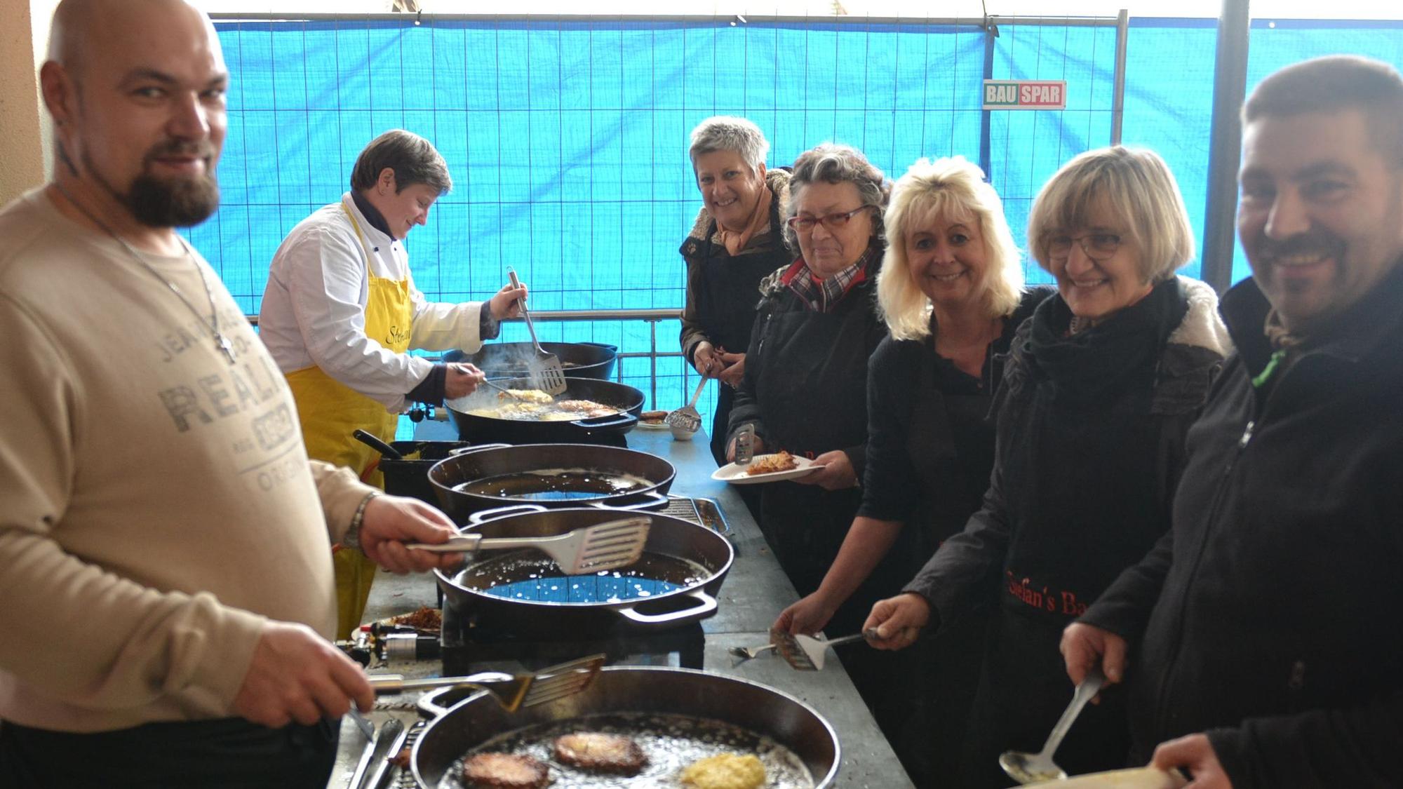 Das Foto zeigt die Helferinnen und Helfer bei Bereiten der Reibekuchen.