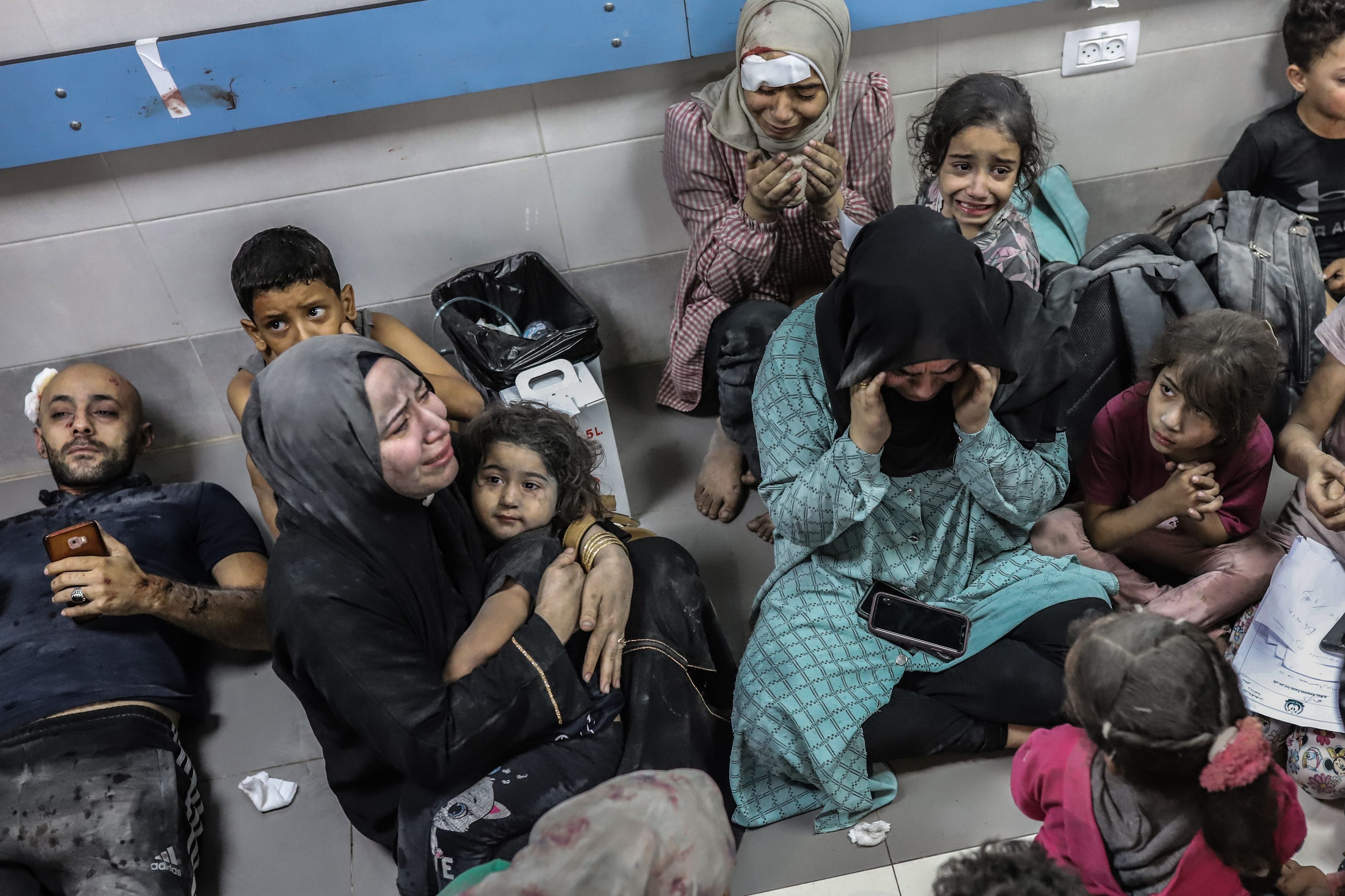 Verletzte Palästinenser warten auf medizinische Versorgung im Al-Shifa Krankenhaus, nachdem sie im Al-Ahli-Krankenhaus im Gazastreifen bei einem Raketeneinschlag verletzt wurden. (Archivbild)