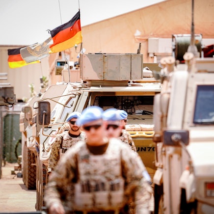 ARCHIV - 09.04.2022, Mali, Gao: Die Deutschlandfahne und die Flagge der Vereinten Nationen wehen im Camp Castor in Gao während des Besuchs der Verteidigungsministerin im Wind. Bundesaußenministerin Baerbock hat ein klares Abzugsmandat für das wohl bevorstehende Ende der UN-Friedensmission Minusma im westafrikanischen Mali verlangt. (zu dpa: «Baerbock fordert klares Abzugsmandat für UN-Minusma-Mission in Mali») Foto: Kay Nietfeld/dpa +++ dpa-Bildfunk +++