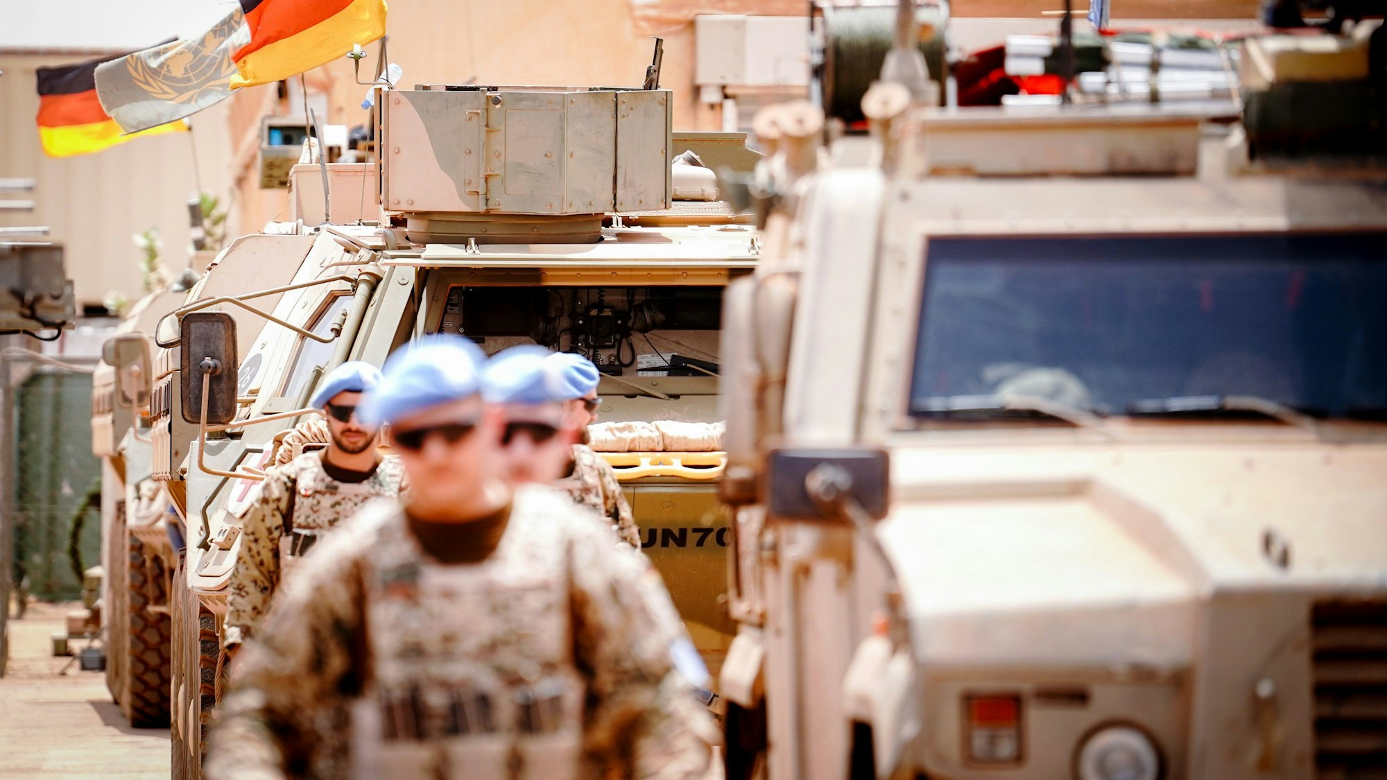 ARCHIV - 09.04.2022, Mali, Gao: Die Deutschlandfahne und die Flagge der Vereinten Nationen wehen im Camp Castor in Gao während des Besuchs der Verteidigungsministerin im Wind. Bundesaußenministerin Baerbock hat ein klares Abzugsmandat für das wohl bevorstehende Ende der UN-Friedensmission Minusma im westafrikanischen Mali verlangt. (zu dpa: «Baerbock fordert klares Abzugsmandat für UN-Minusma-Mission in Mali») Foto: Kay Nietfeld/dpa +++ dpa-Bildfunk +++