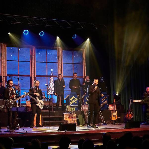 Die Musiker der Band „Höhner“ stehen bei ihrer Weihnachtsshow auf der Bühne.