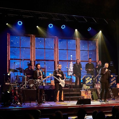 Die Musiker der Band „Höhner“ stehen bei ihrer Weihnachtsshow auf der Bühne.